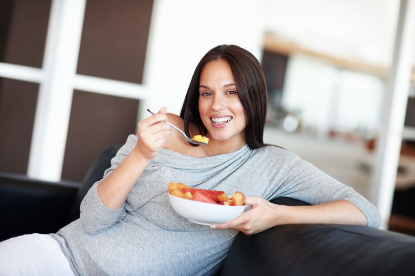 Vitamin- und mineralstoffreich, aber kalorienmoderat: So sieht die ideale Schwangerschaftsernährung aus. 