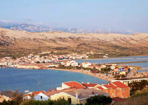 Kroatische Landschaft, Bucht mit Strand und Häusern.