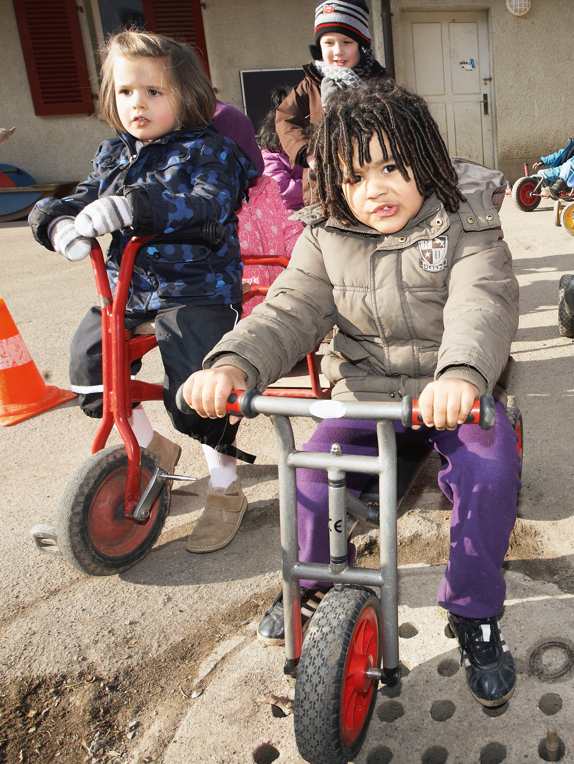 Kinder auf Fahrrad