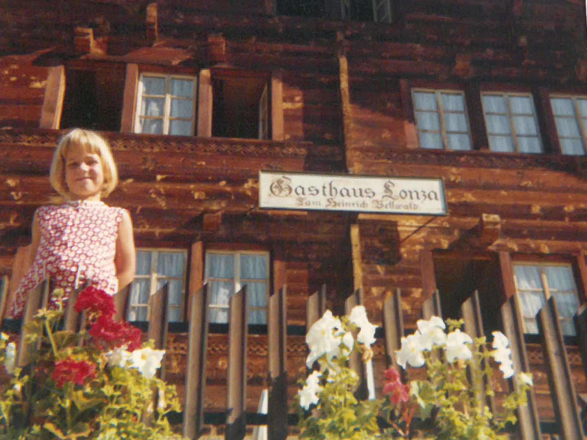 Ein kleines Mädchen steht vor dem Gasthaus Lonza