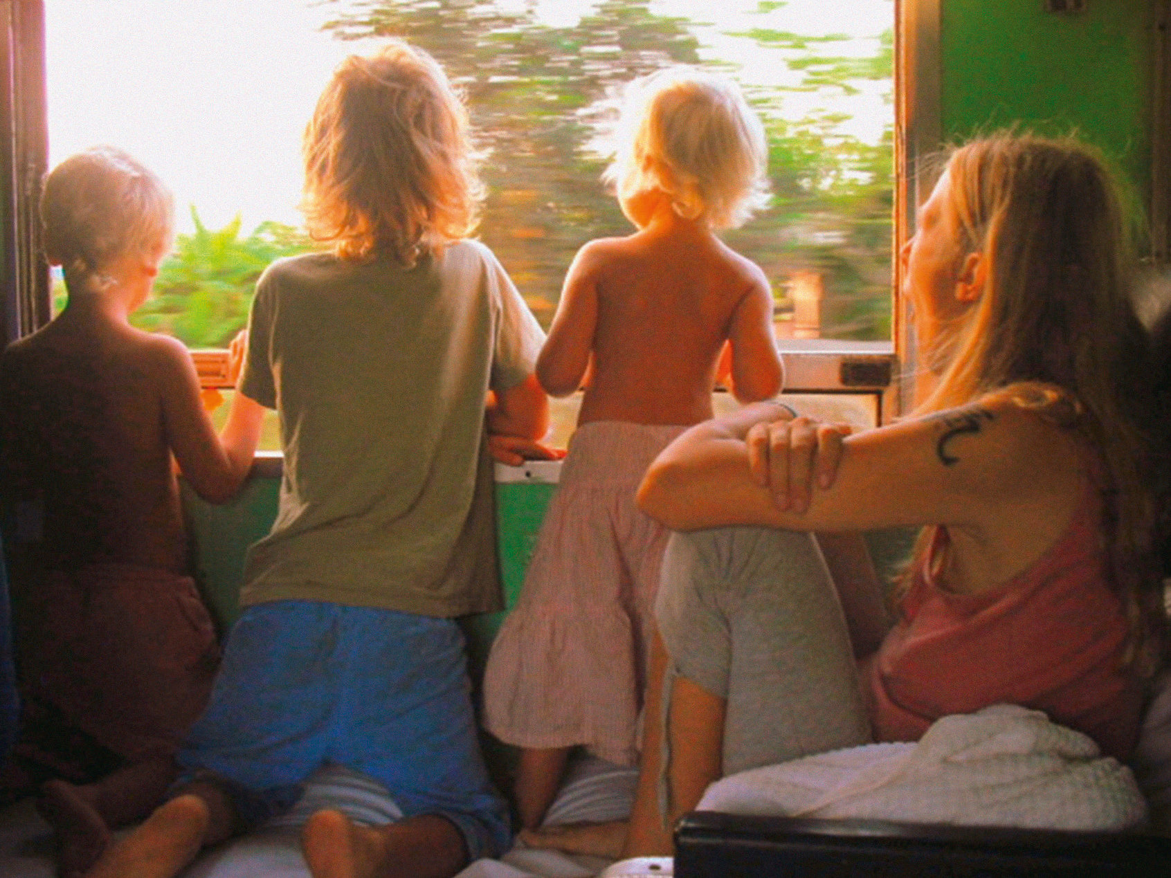 Kinder schauen aus dem Fenster