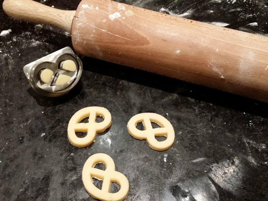 Ausgestochene Vanillebretzeli mit Wallholz 