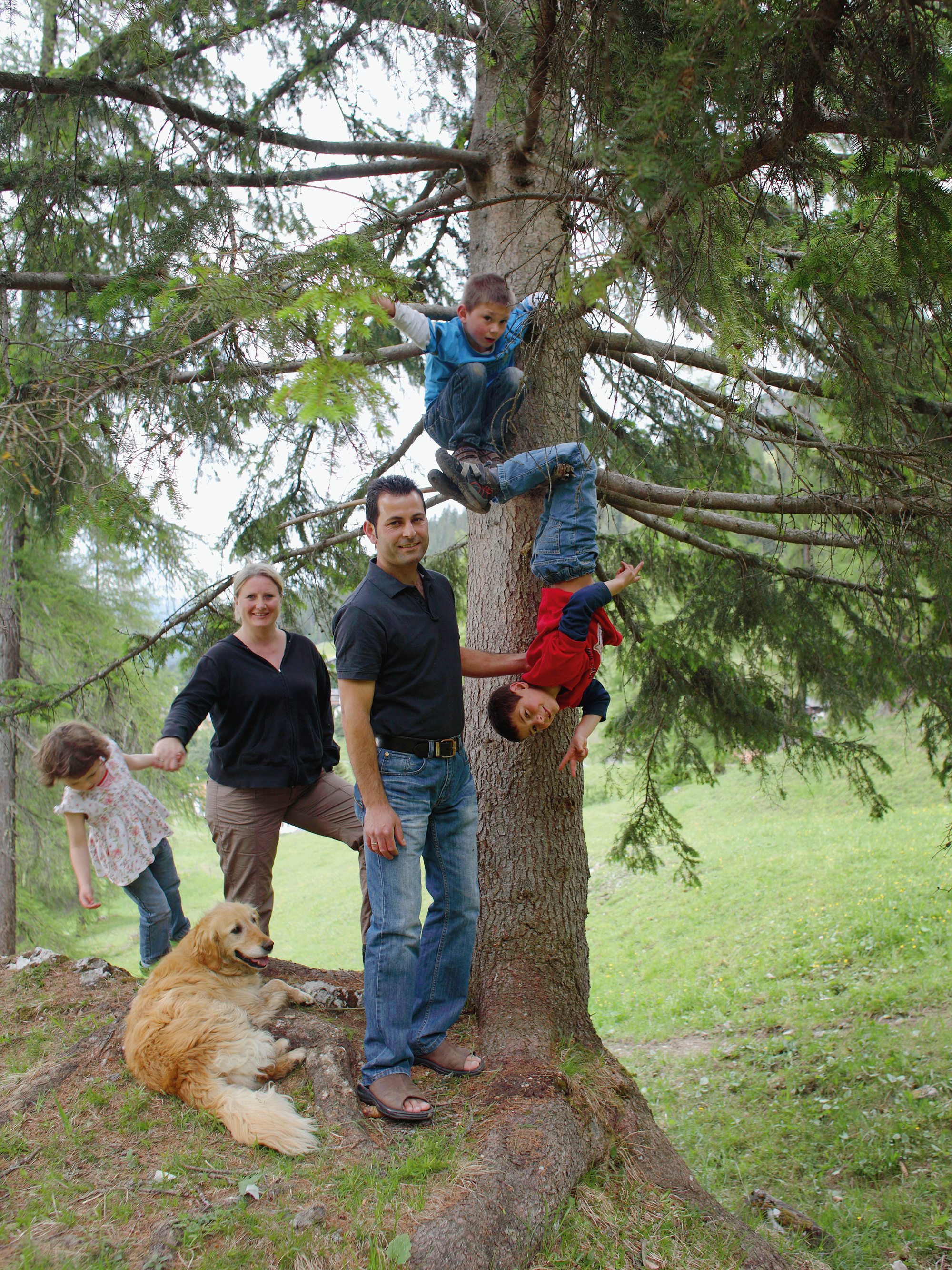 Irak/Schweiz: Familie Hartmann mit Tochter Shirin (3) und den Söhnen Nico (6) und Jonas (8)