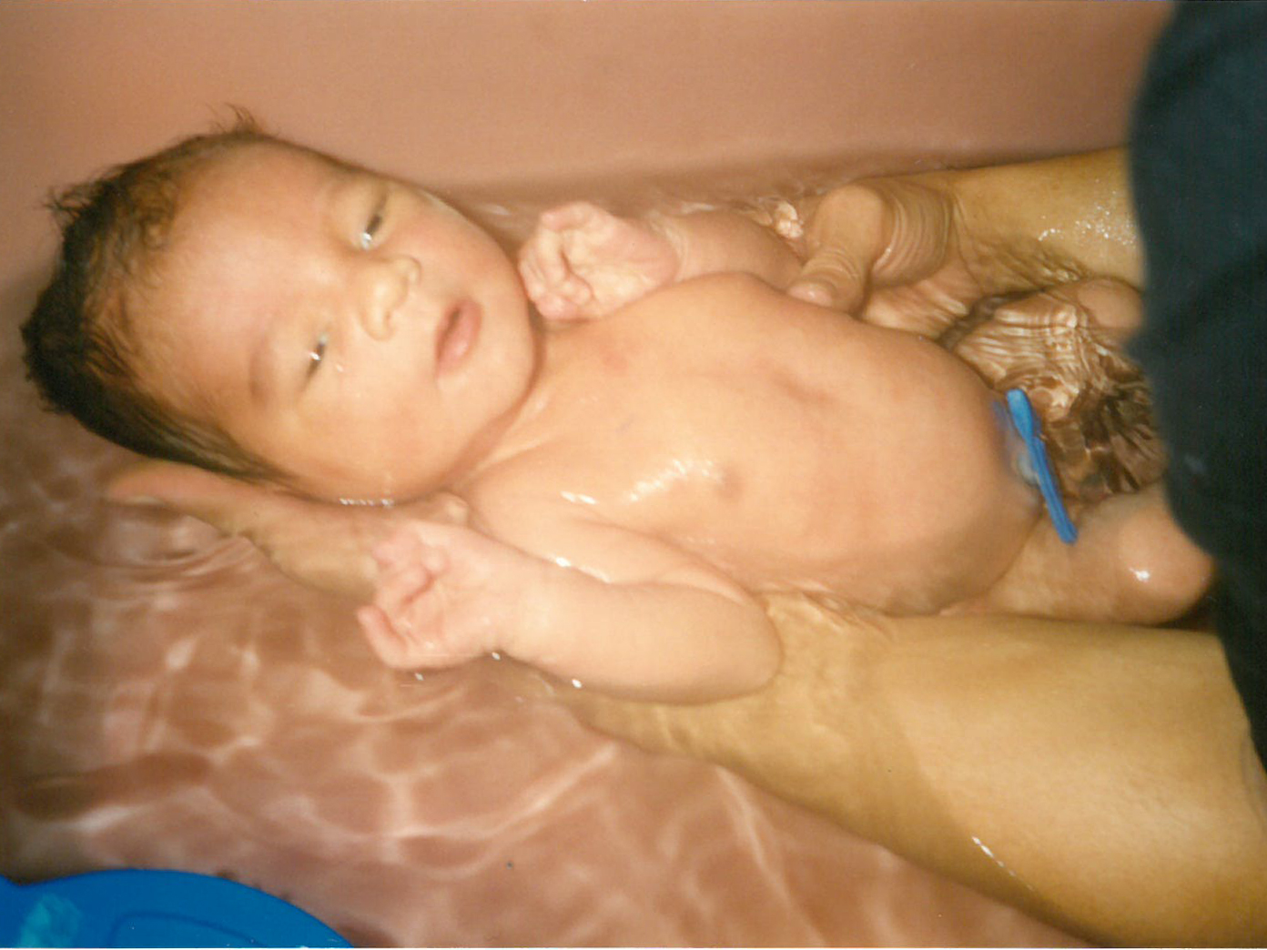 Baby in einer Badewanne