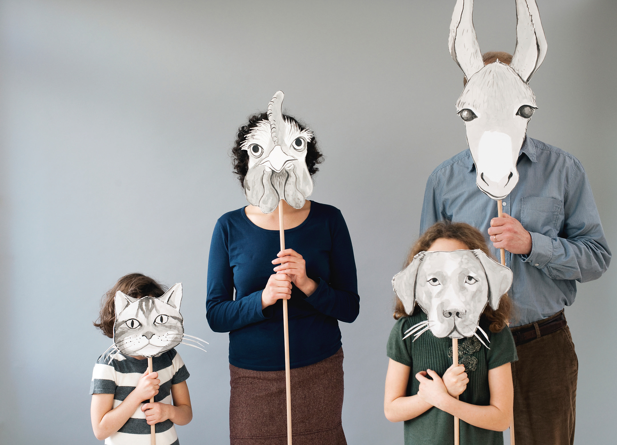Zwei Kinder und ihre Eltern mit Tiermasken