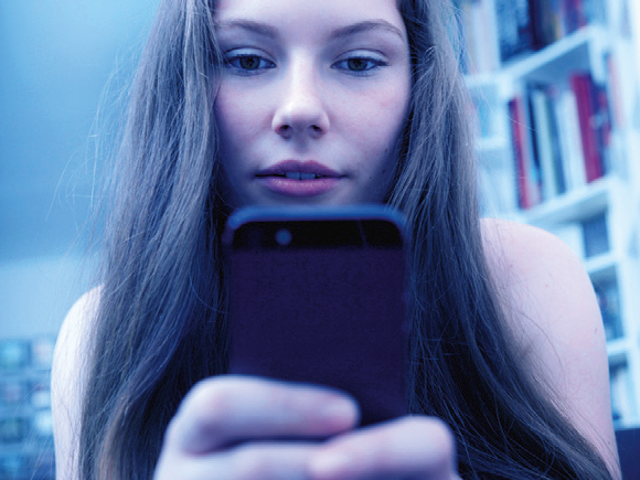 Junge Frau liest SMS