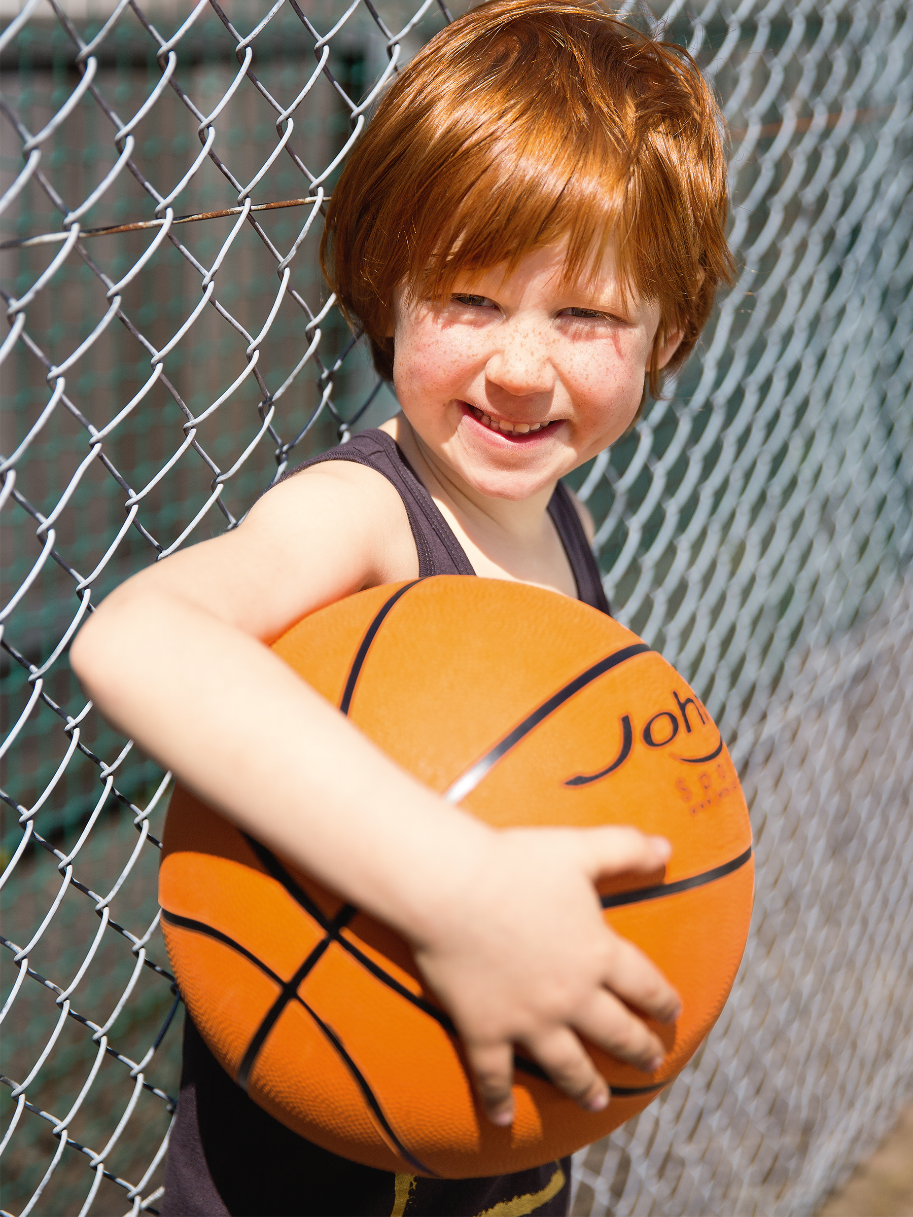 Kind mit Basketball