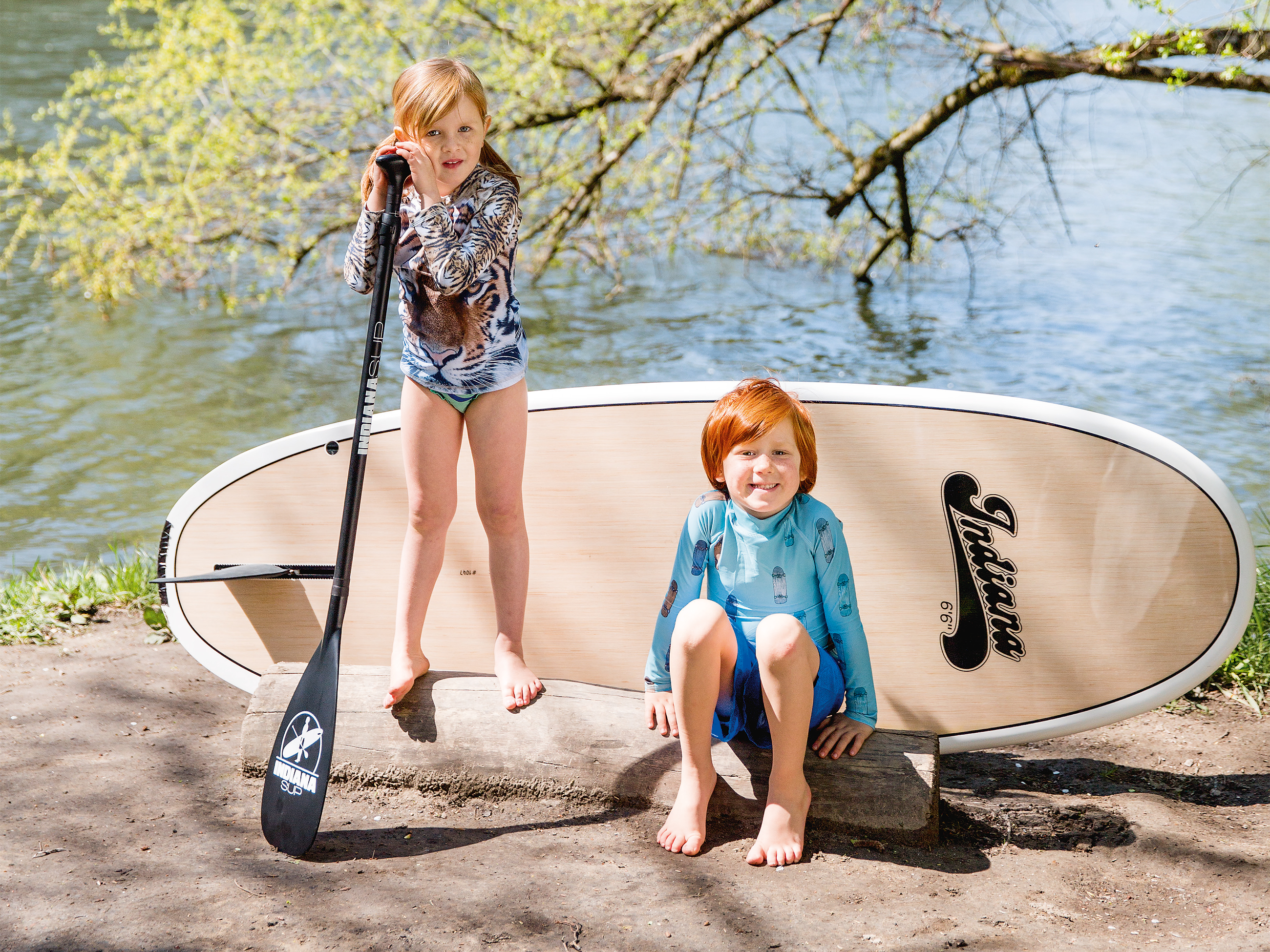 Kinder mit Stand Up Paddle