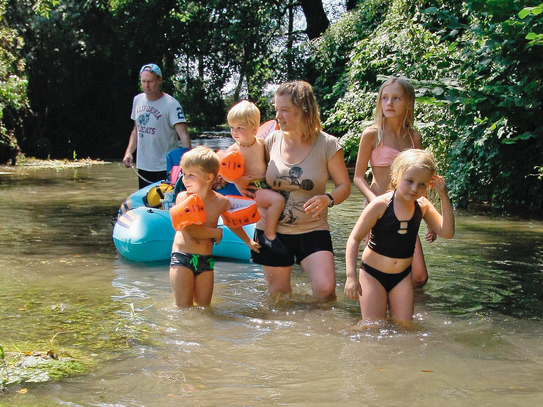 Familie läuft in einem Bach