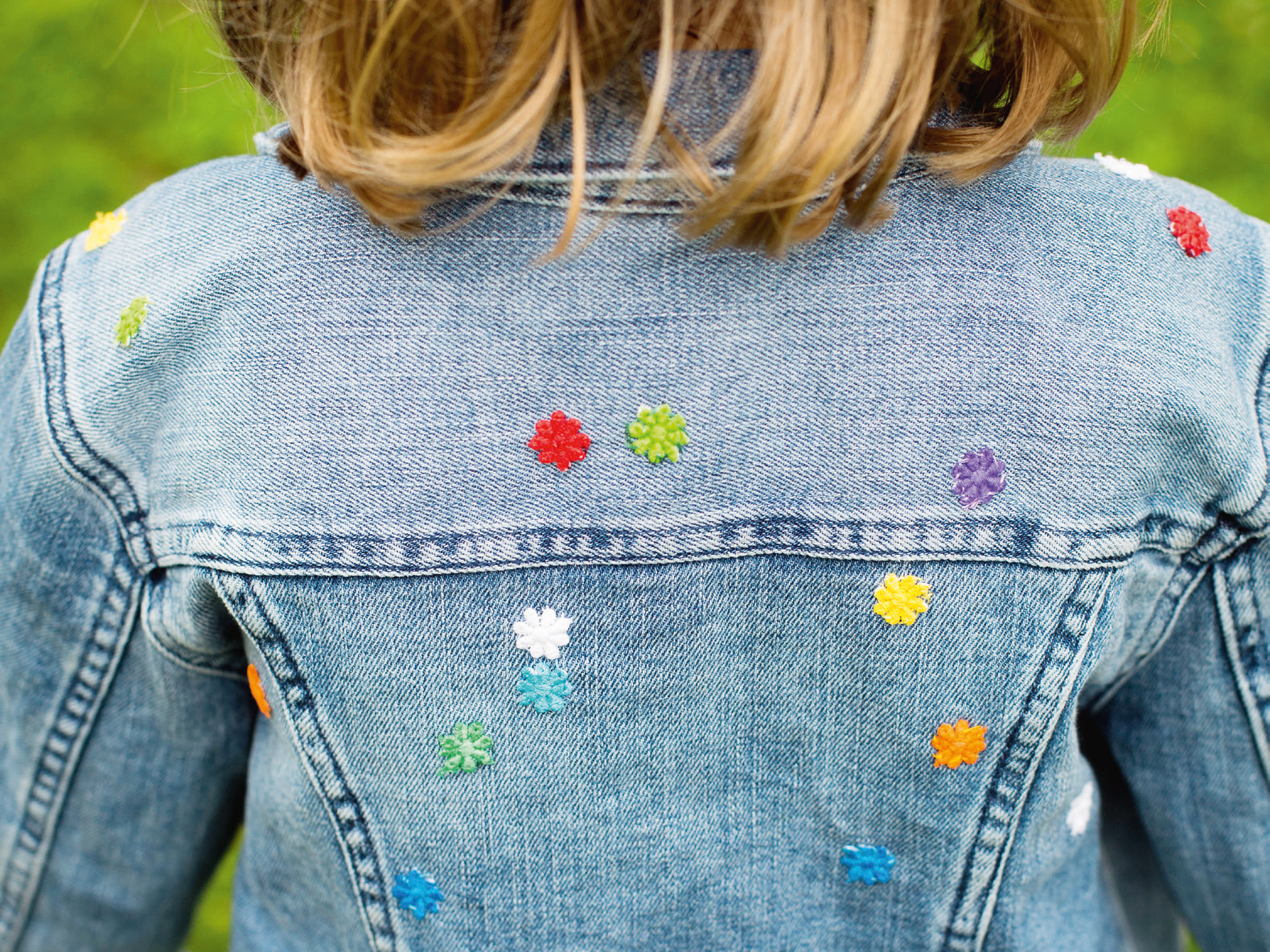 Jeansjacke mit Blümchen