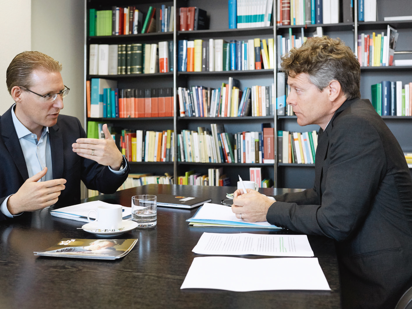 Adrian Wüthrich und Fredy Greuter diskutieren