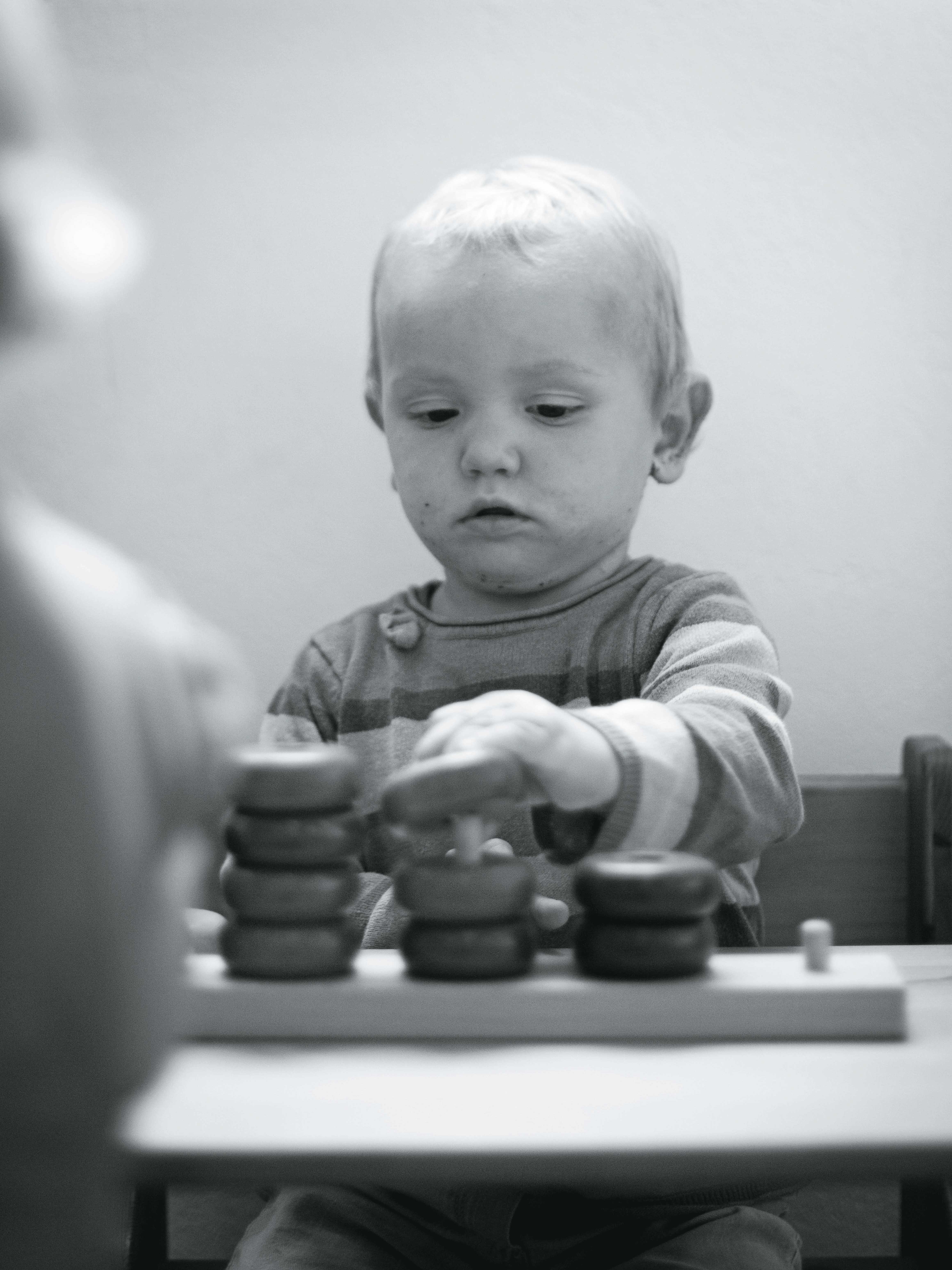 Ein Mädchen spielt mit Holzringen