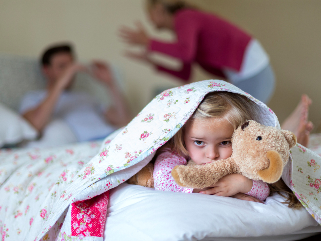 Kind unter Bettdecke, Eltern streiten