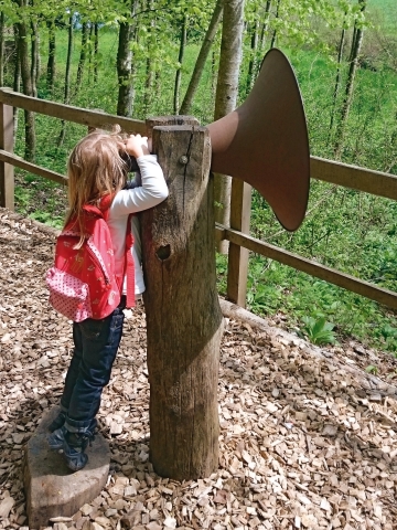 Kind hört den Wald im Volg Sinnespfad in Gipf-Oberfrick (AG)