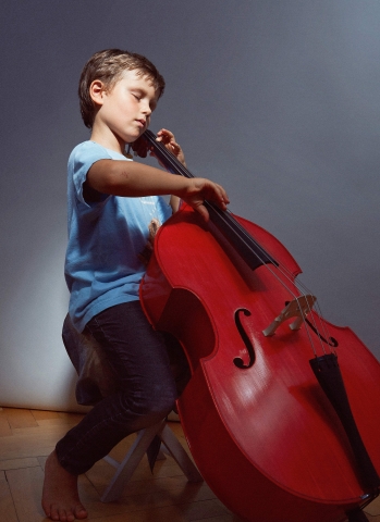 Leonard Haas (6 Jahre), Kontrabass
