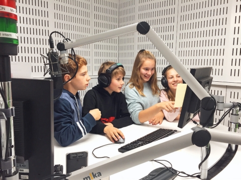 Kinder in einer Radiosendung