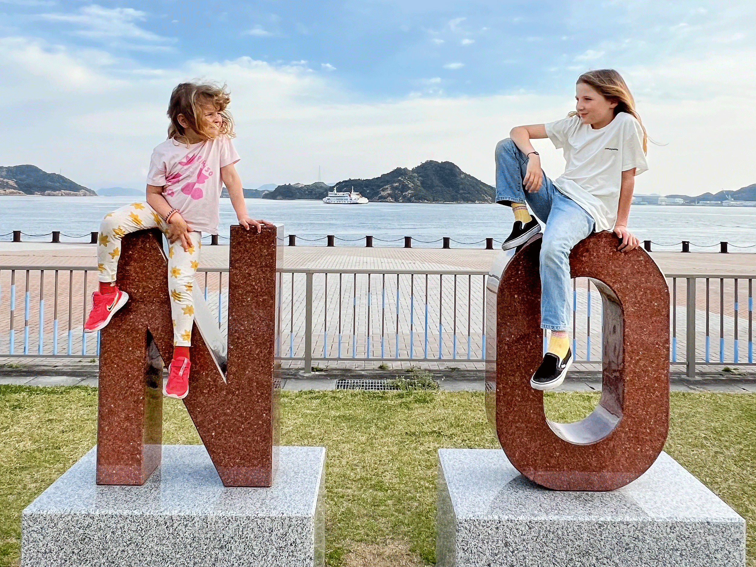 Fannie und Gwen in Uno bei Naoshima.