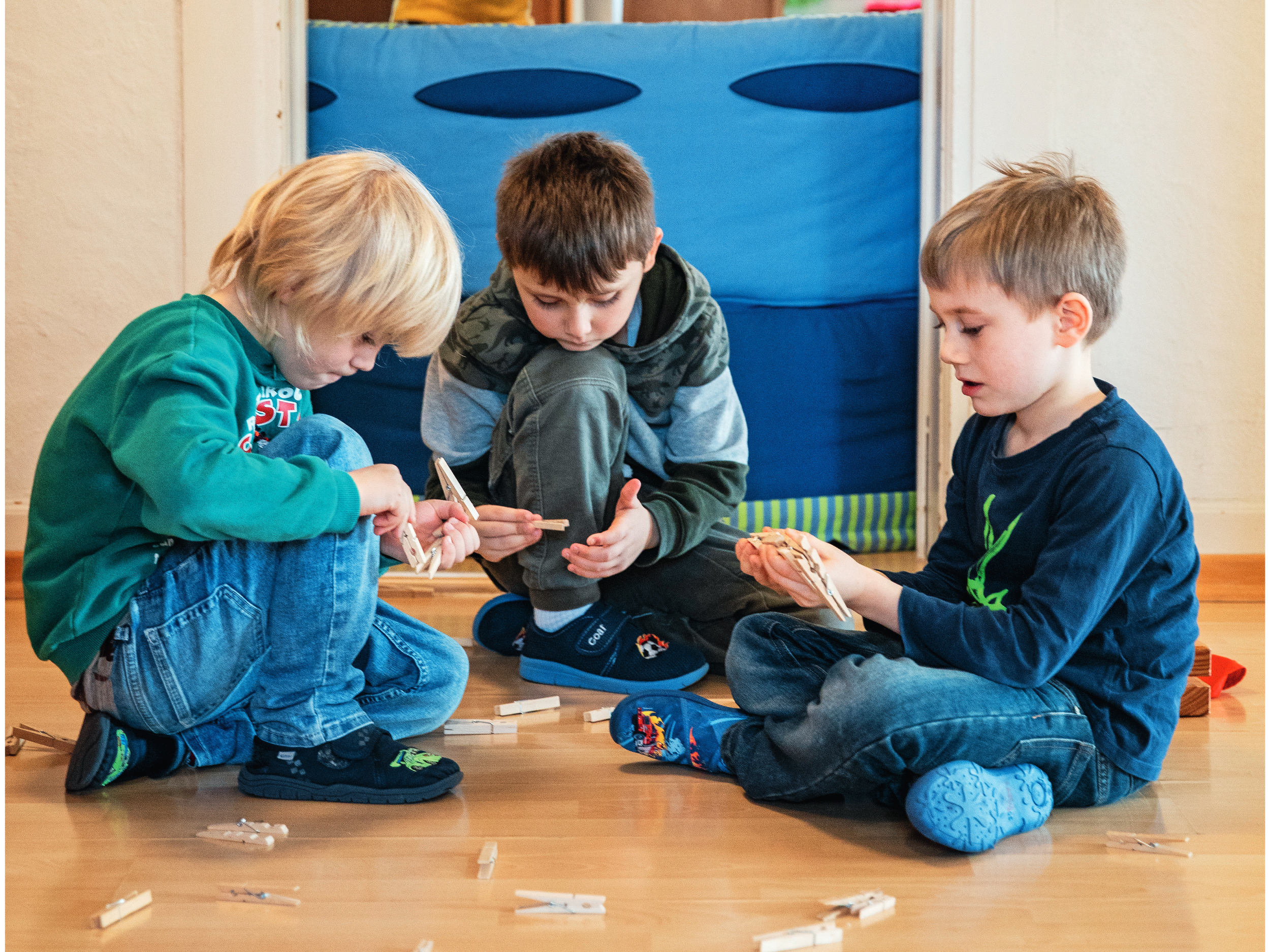 Die Kinder handeln ihre eigenen Reglen aus und diskutieren viel darüber.