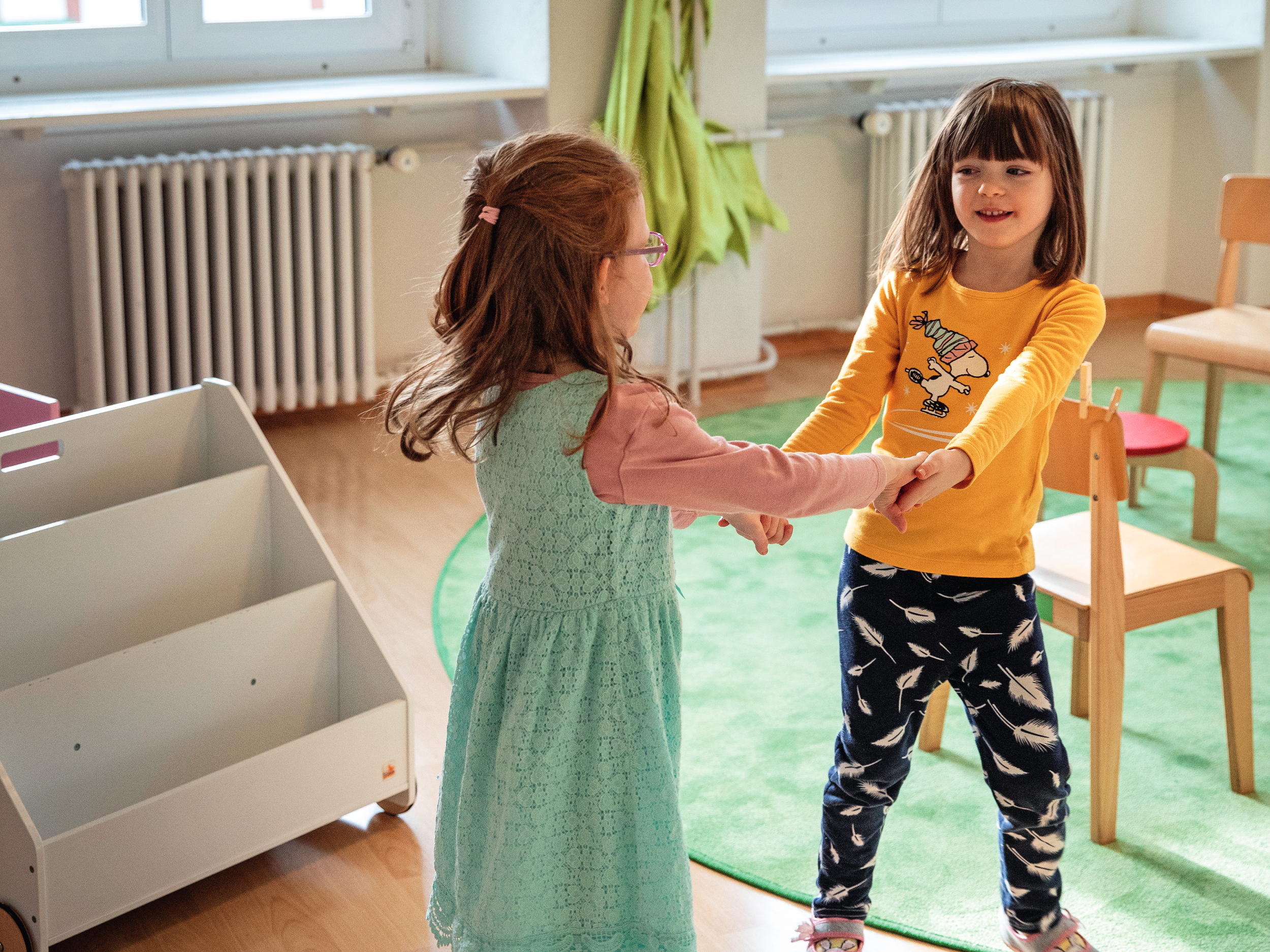 Es ist lauter und wilder im Kindergarten ohne Spielsachen, aber es findet auch viel mehr Interaktion statt.