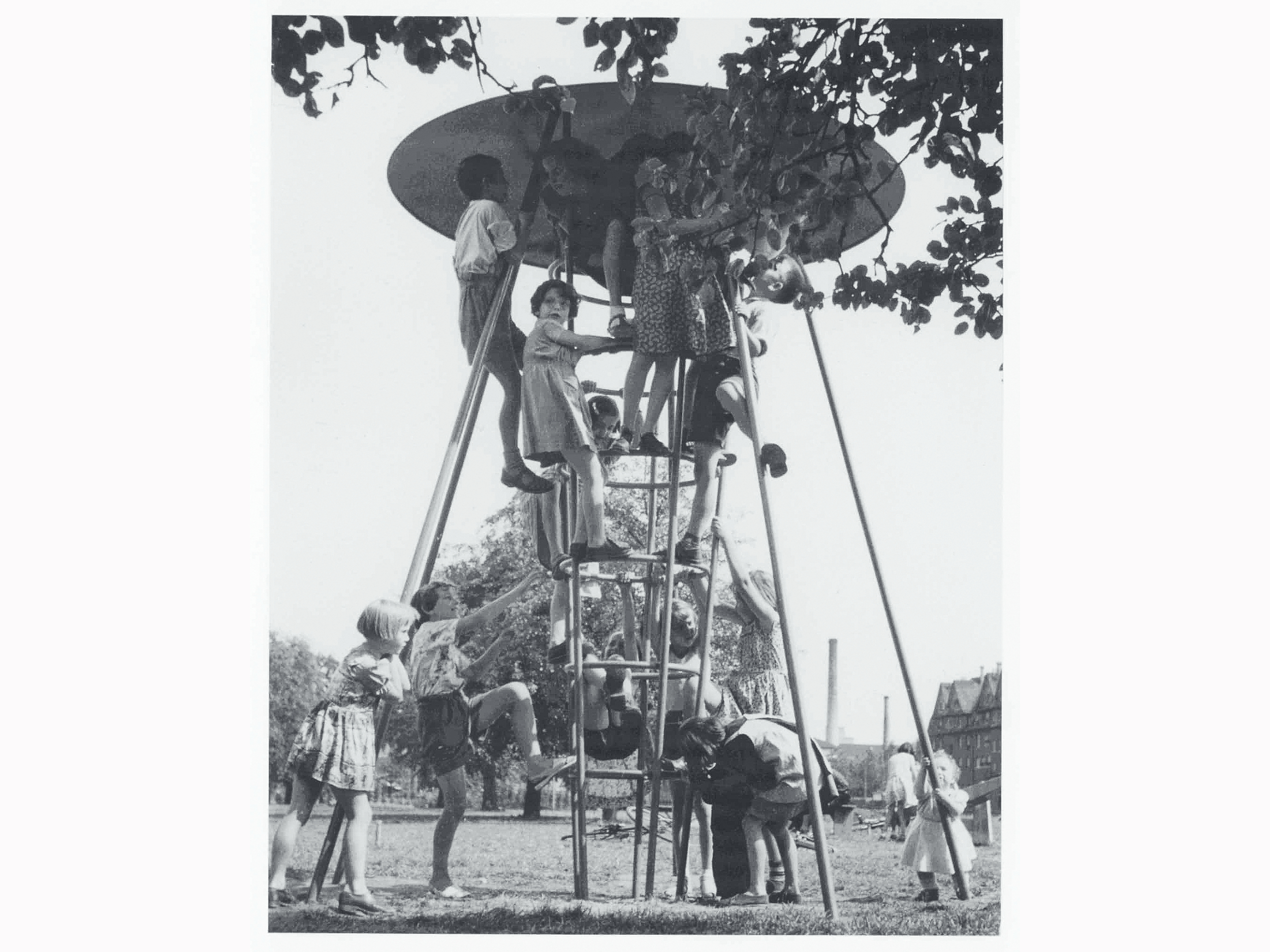 Sichtlich beliebt: der Kletterturm auf Zürichs erstem «Robinson»-Spielplatz, der 1954 in Wipkingen eröffnet wurde.