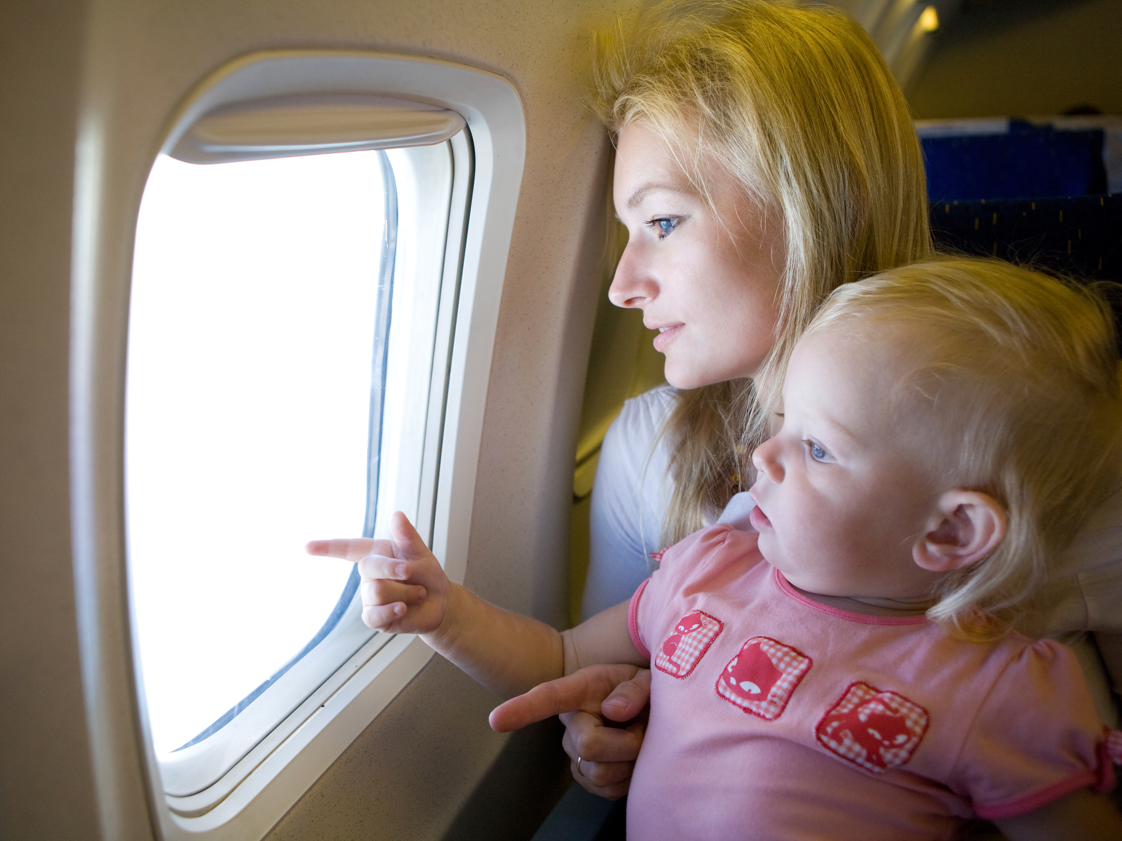 Дети на борту самолета. Мама с ребенком в самолете. Самолет для детей. Ребенок пассажир. Перелет с ребенком.