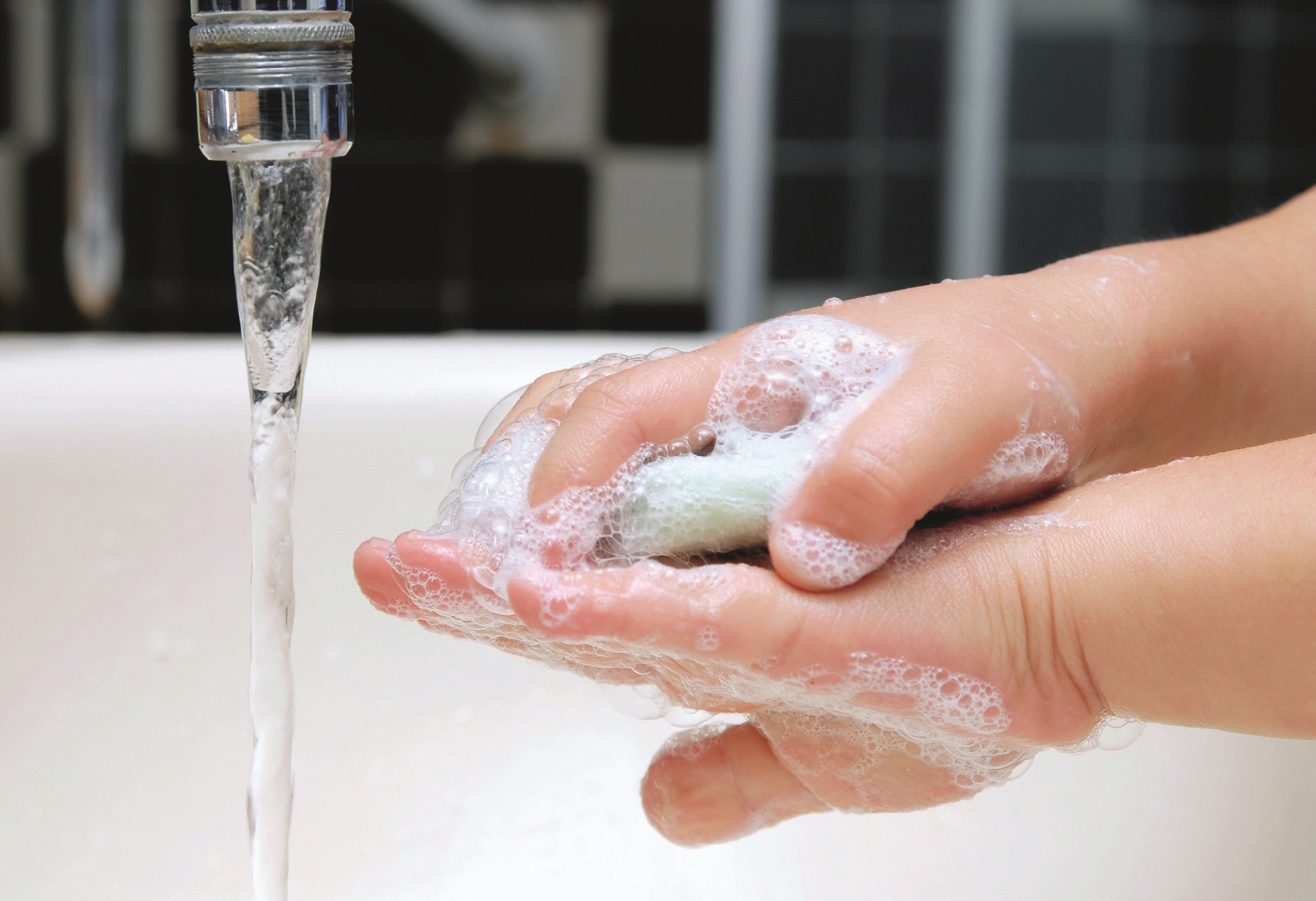 Ein Kind wäscht sich die Hände mit Seife