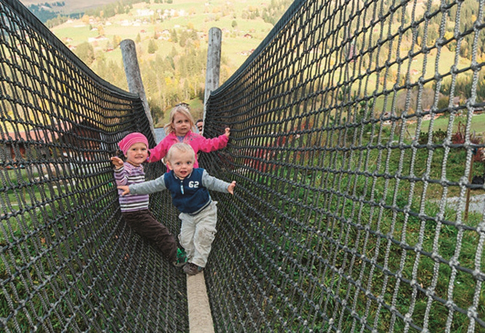 Kinder auf dem Alpkultur-Spielplatz