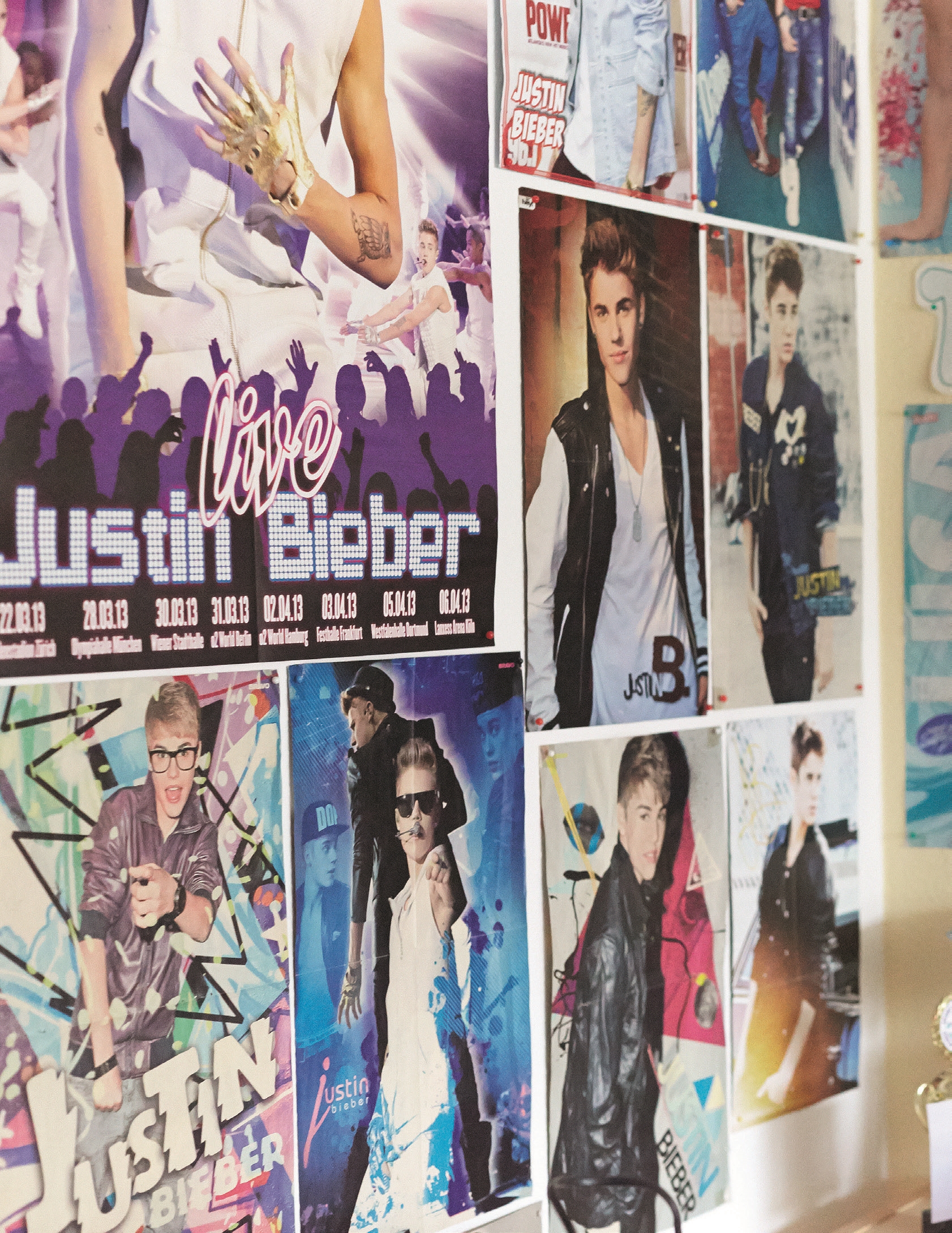 Justin Bieber Plakate an einer Wand