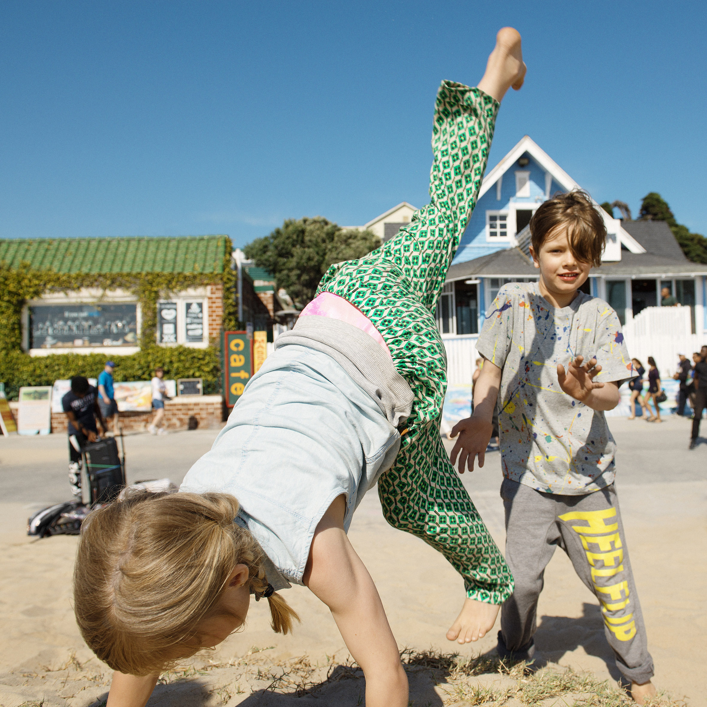 Liv übt den Handstand