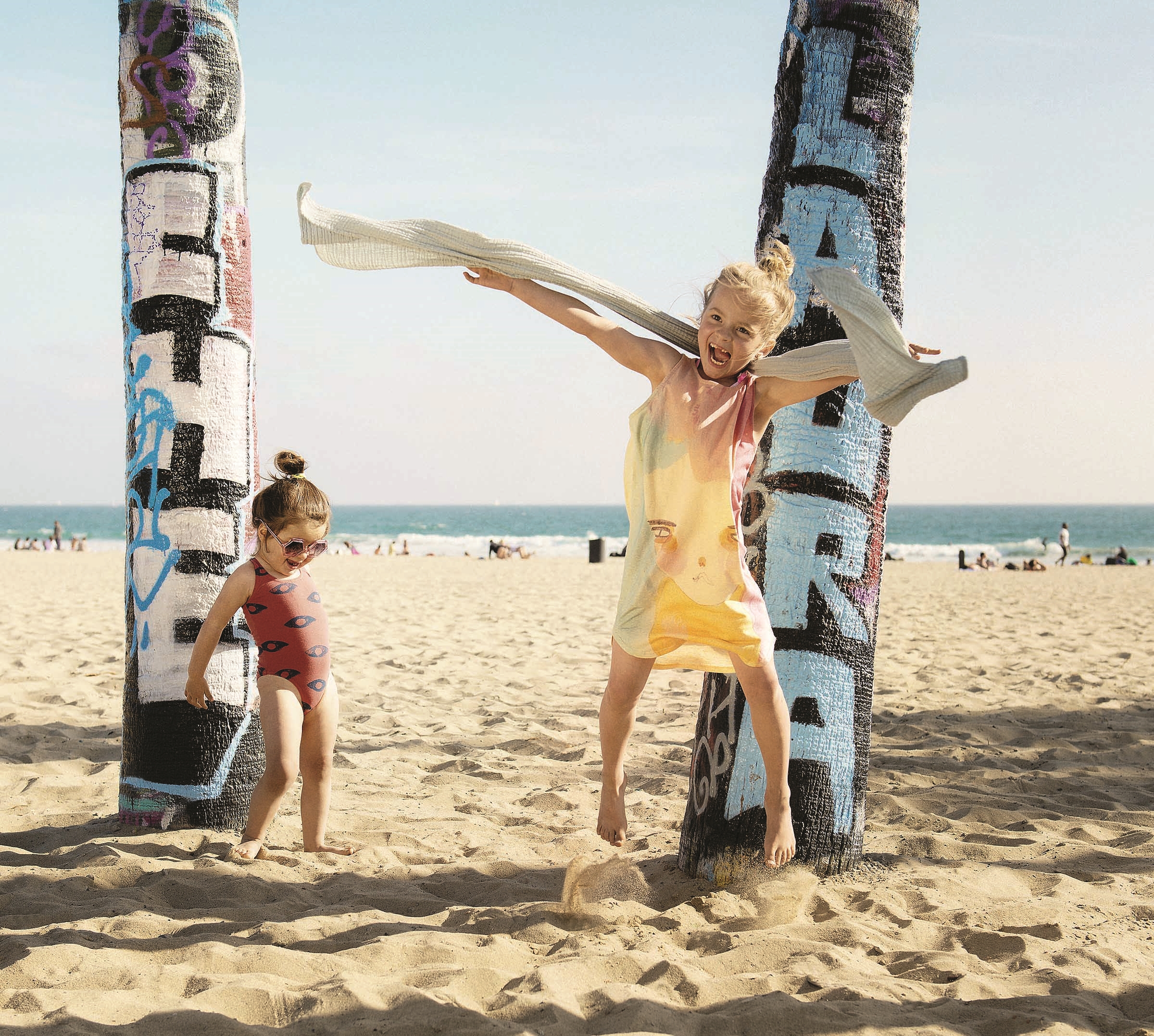 Lelia und Liv am Strand