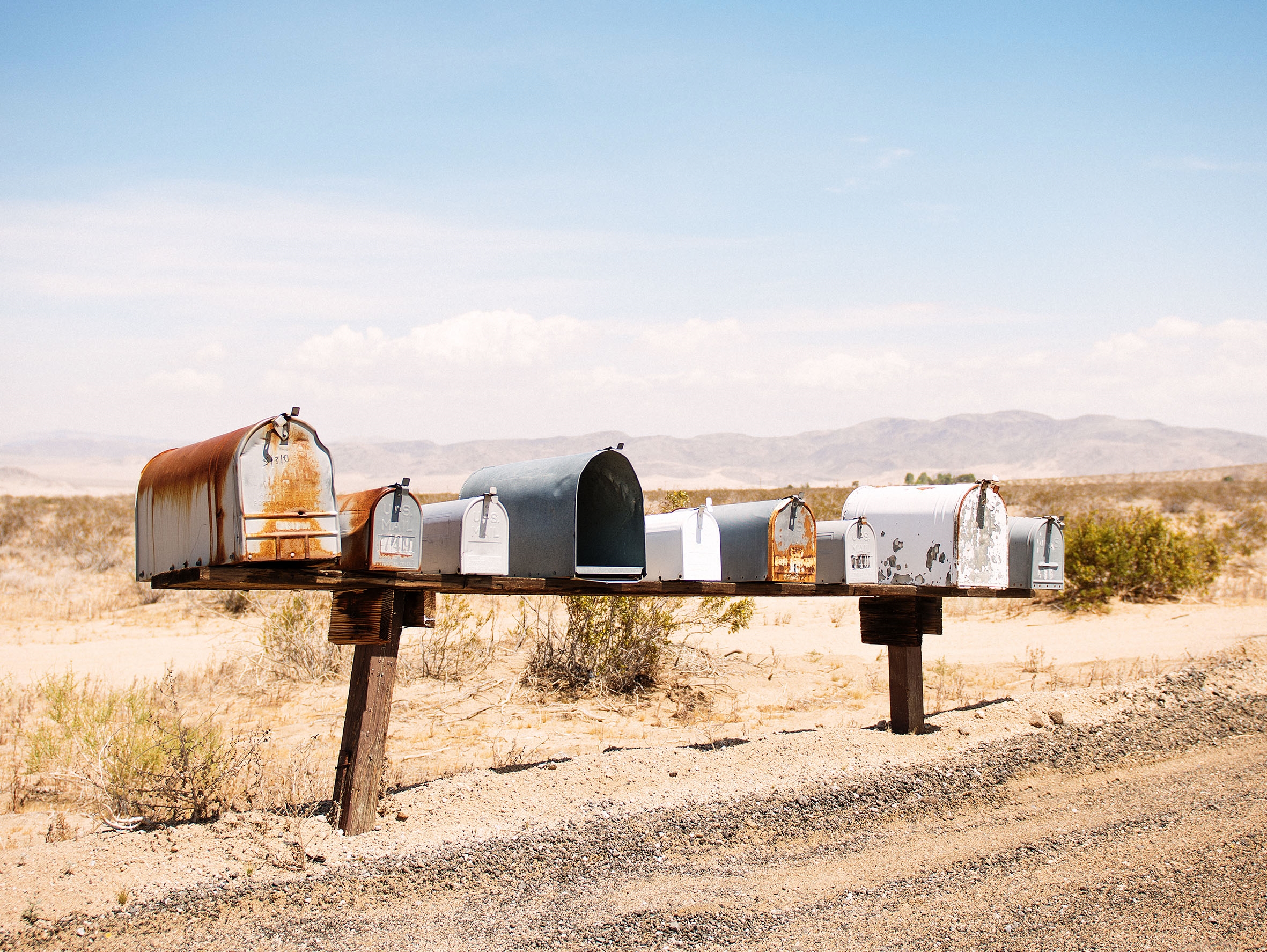 Briefkästen in der Wüste