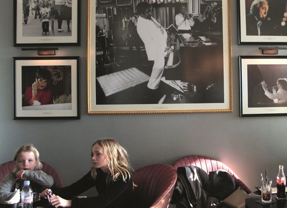 Zwei Mädchen sitzen im Montreux Jazz Café