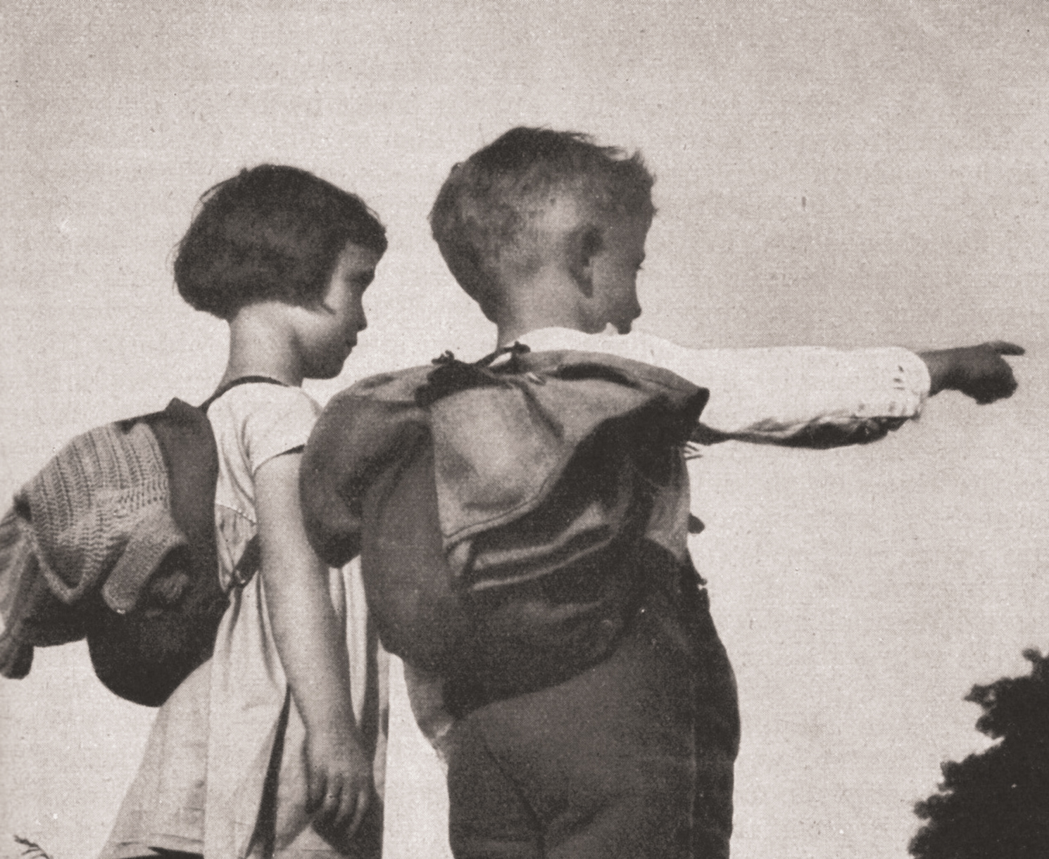 In den 1930er-Jahren: Mädchen und Bub auf einer Wanderung