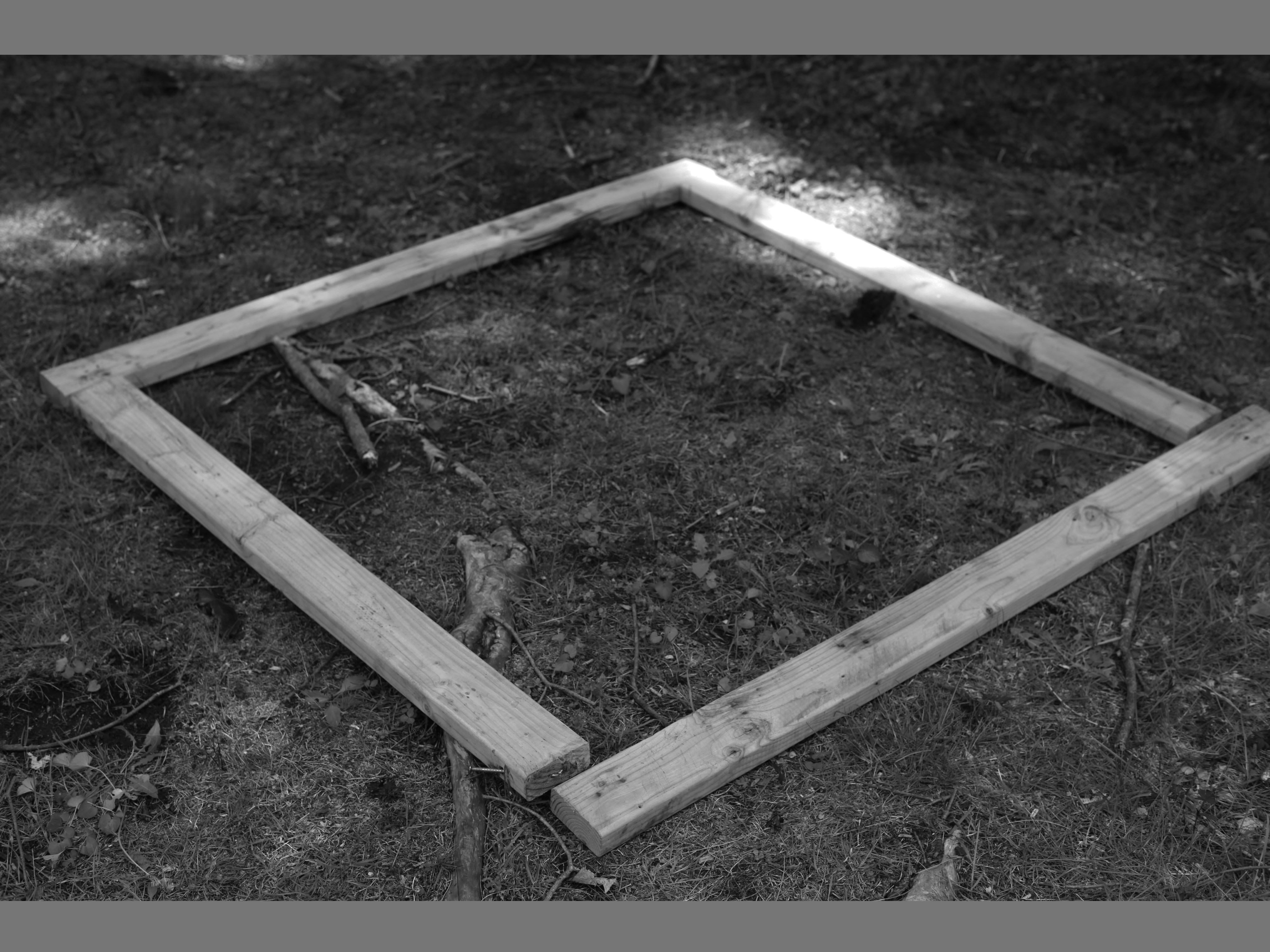 Quadrat aus auf dem Boden liegenden Holzlatten