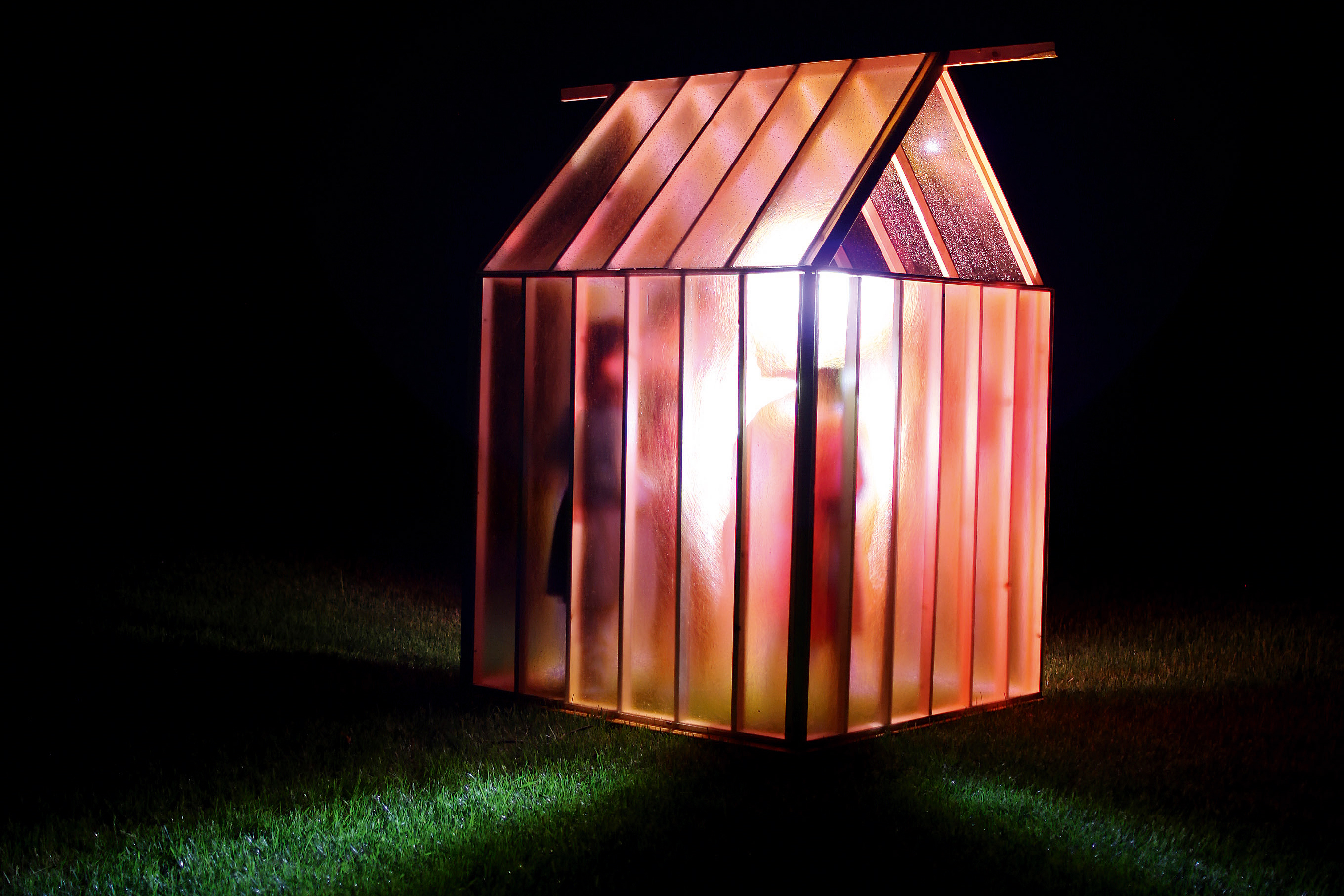 Hell erleuchtetes Haus, das Kinder selber gebaut haben