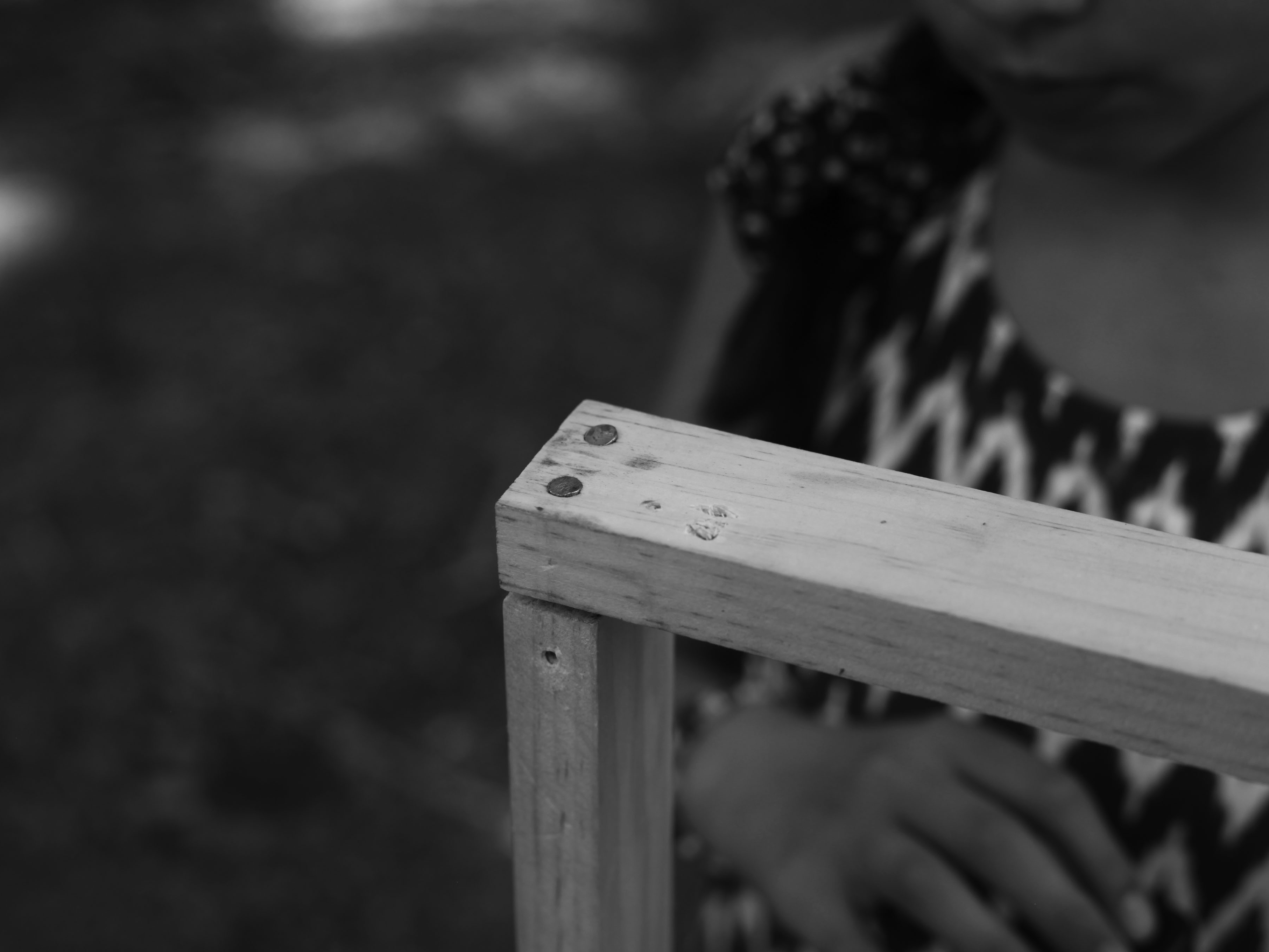 Zwei Holzlatten, die mit zwei Nägeln verbunden sind