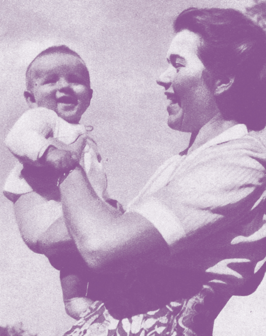 Aus den 1940er-Jahren: Eine Mutter hält ihr Kind vor sich