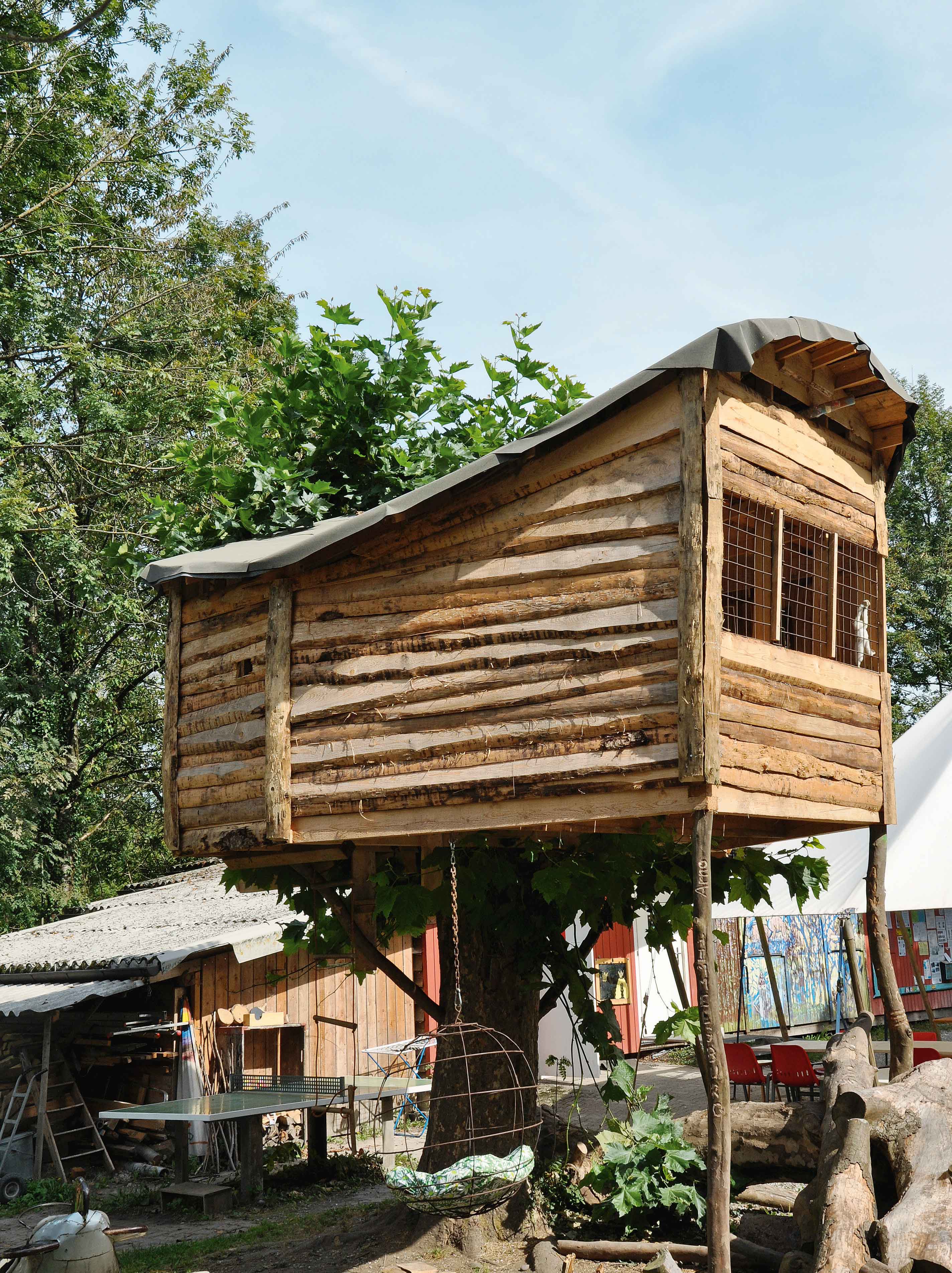 Spielplatz Holzwurm, mit einer Holzhütte im Vordergrund