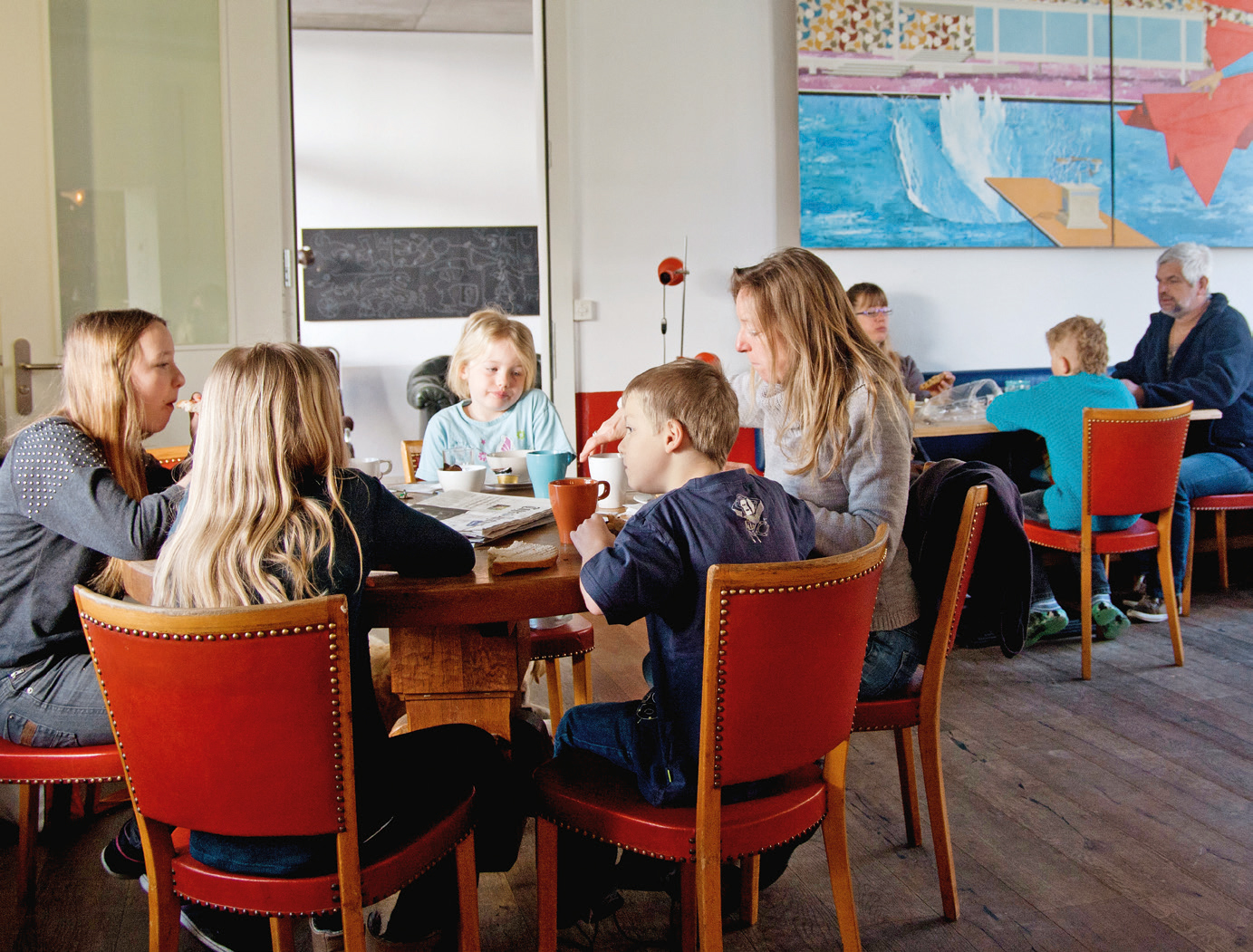 Kinder sitzen am Tisch und essen