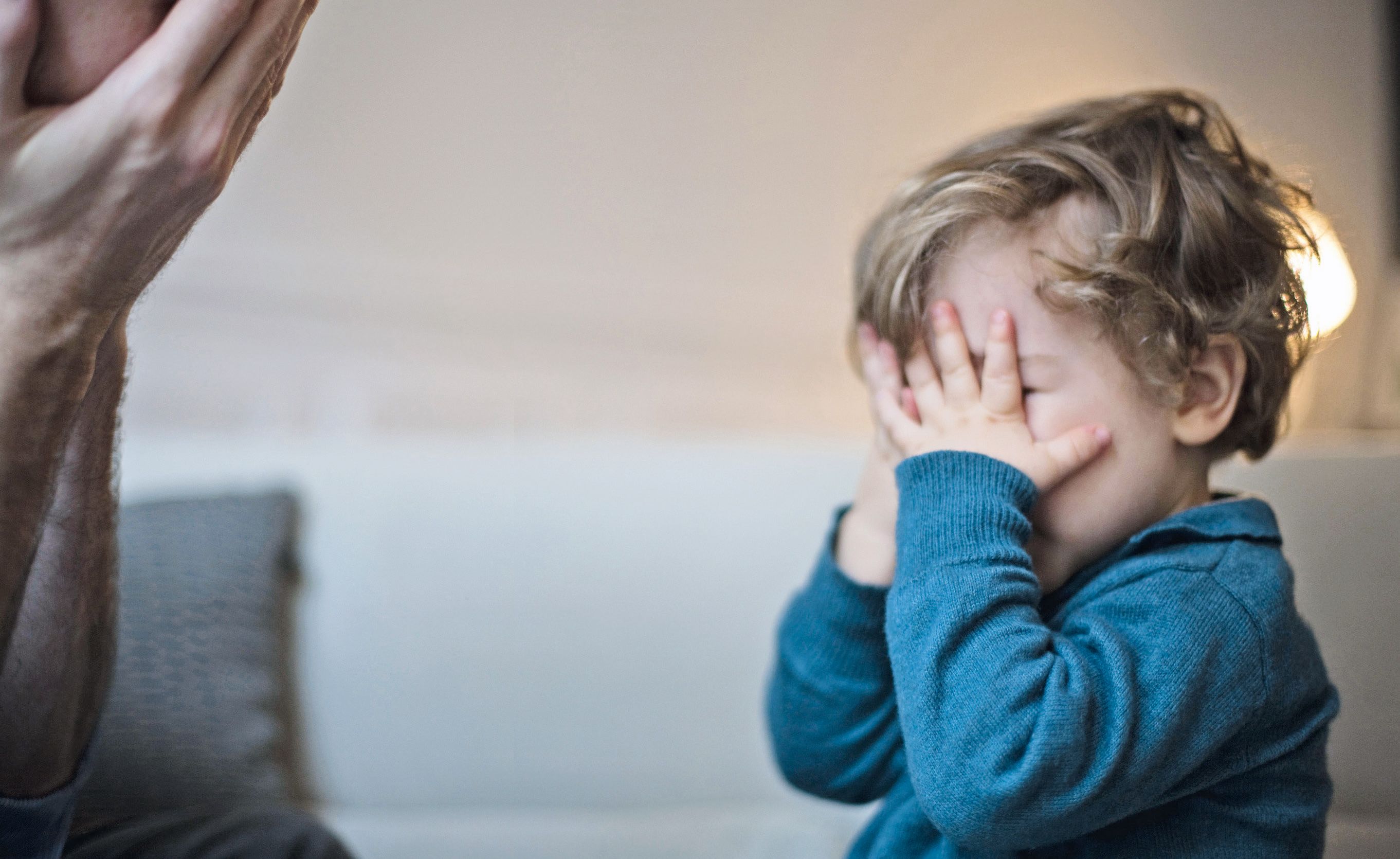 Vater spielt mit Sohn Arbeit oben Zwerg