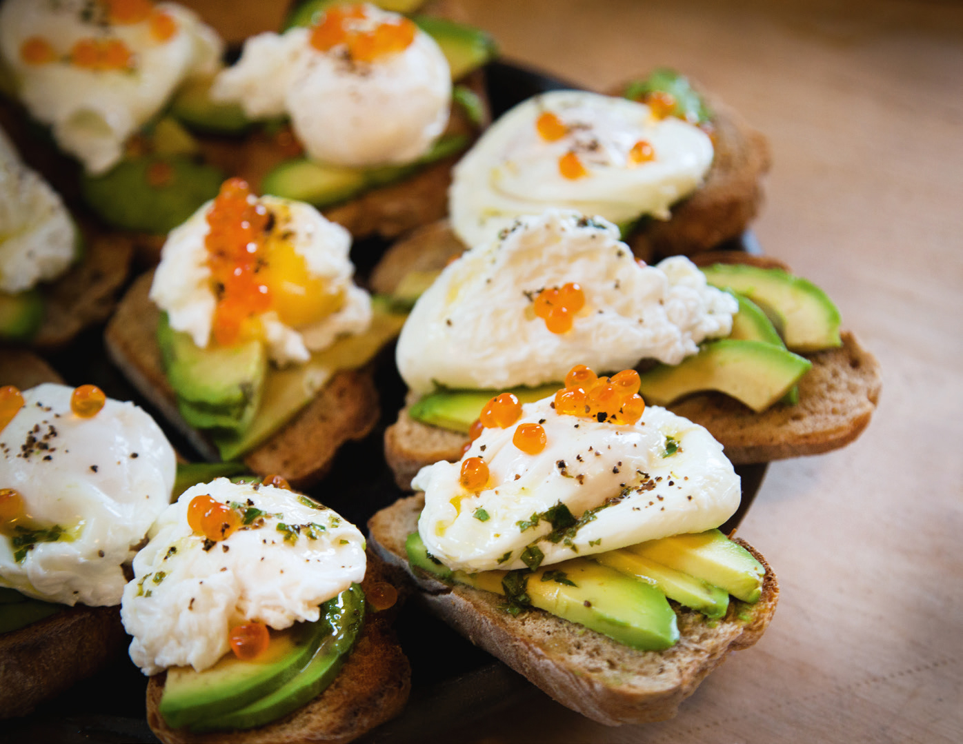 Brot mit Avocados, pochiertem Ei und Lachsrogen