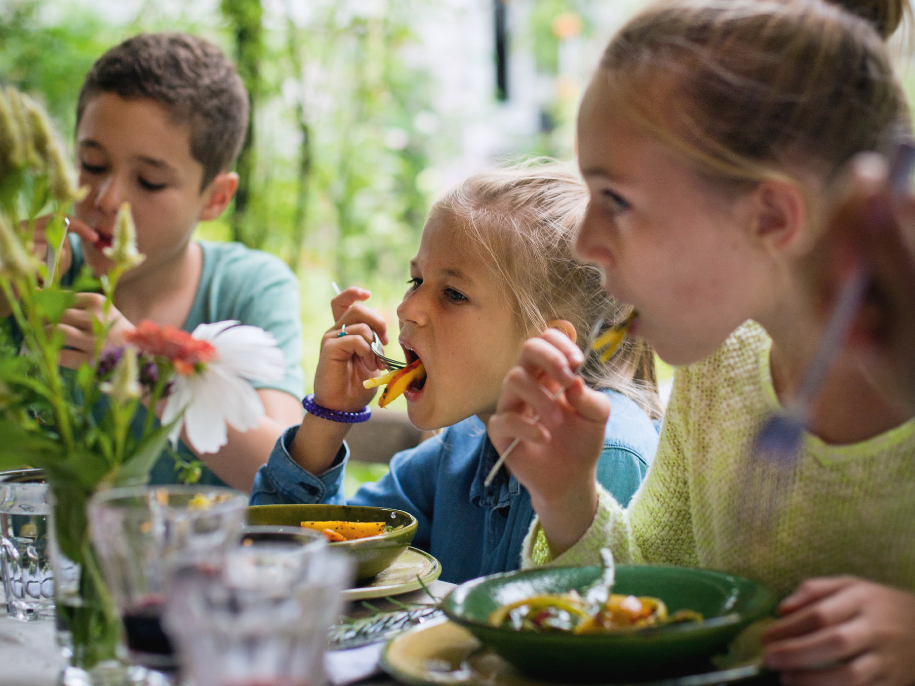 Kinder geniessen das Festmahl