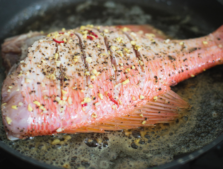 Red Snapper in der Bratpfanne