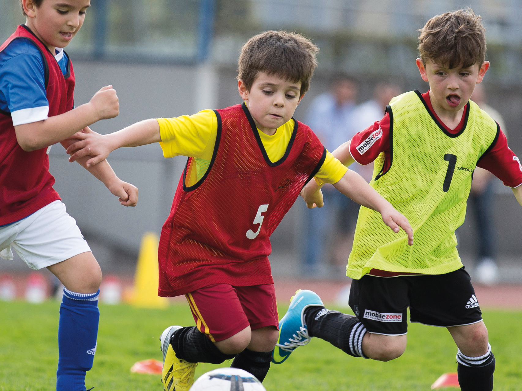 Kinder spielen Fussball