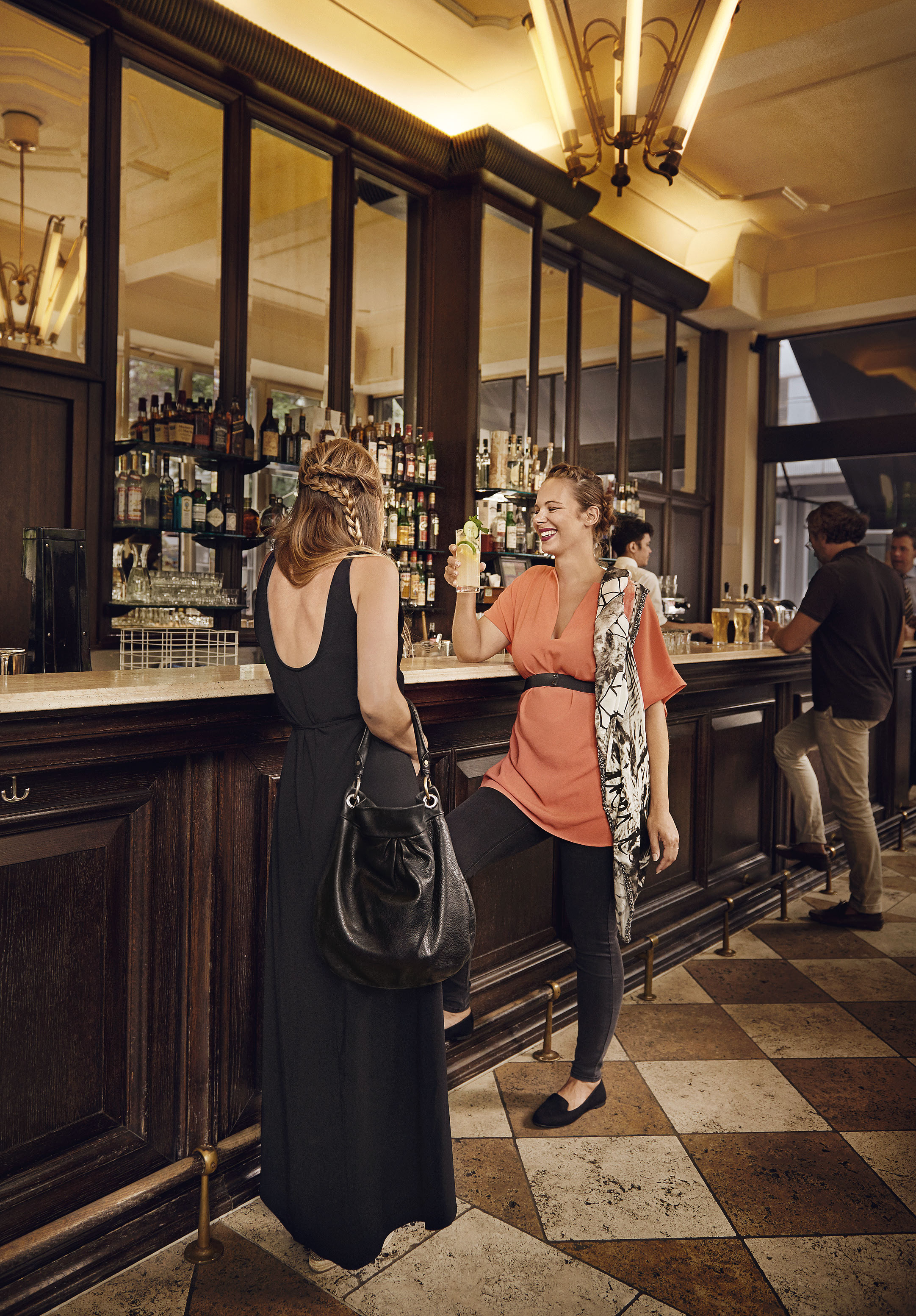 Schwangere Frau in der Bar