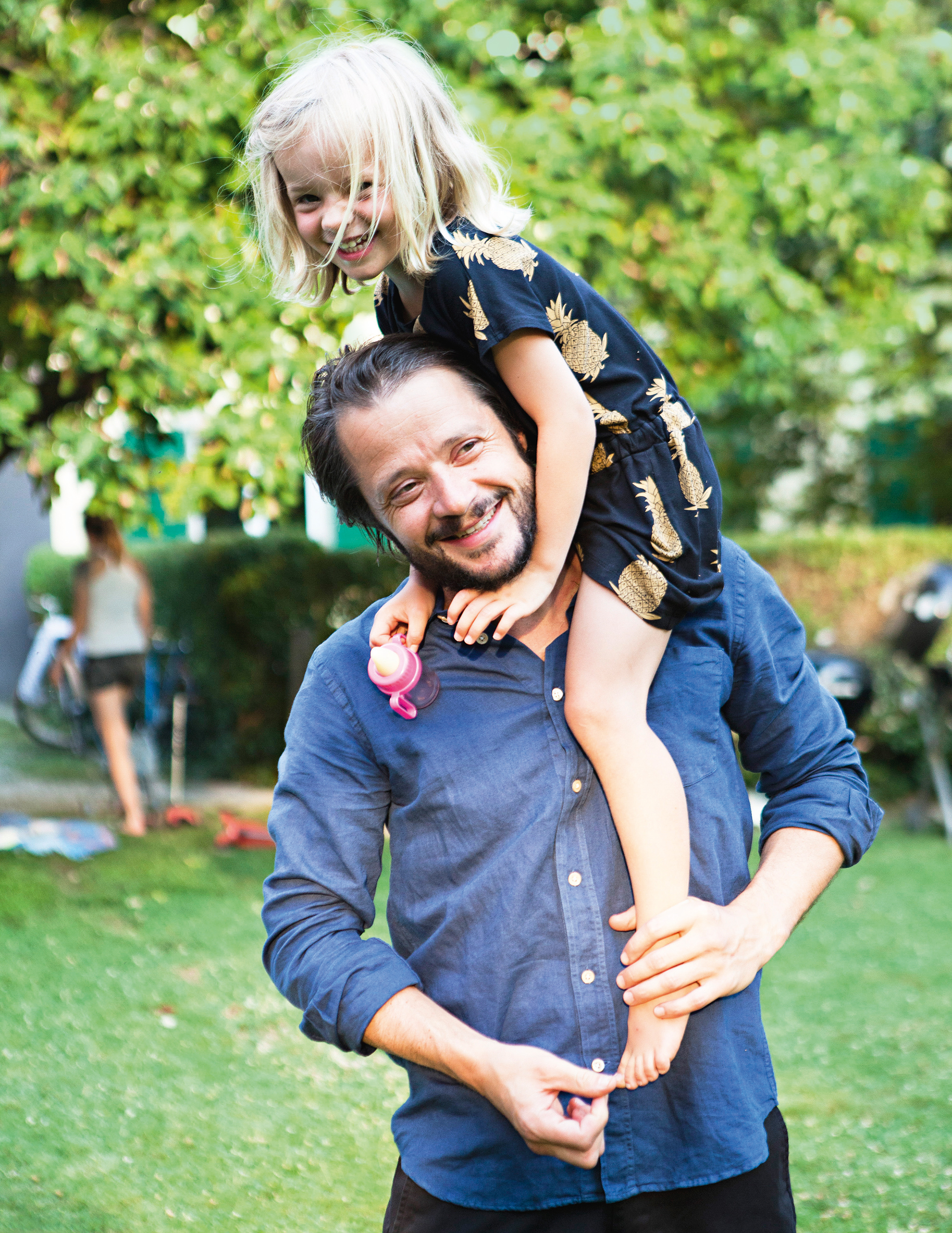Sven trägt seine Tochter auf den Schultern