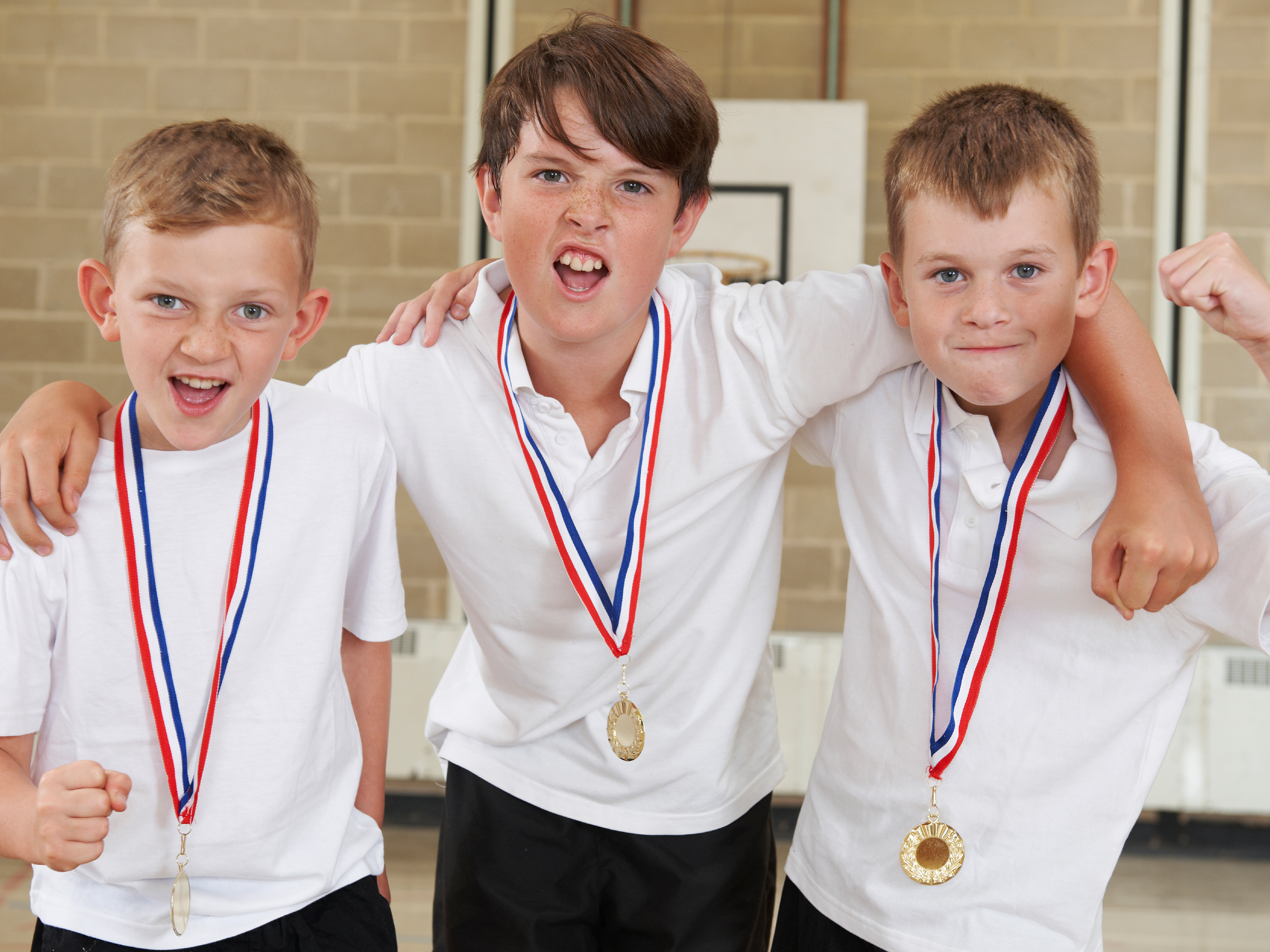 Drei Kinder Jubeln weil sie Goldmedaille gewonnen haben