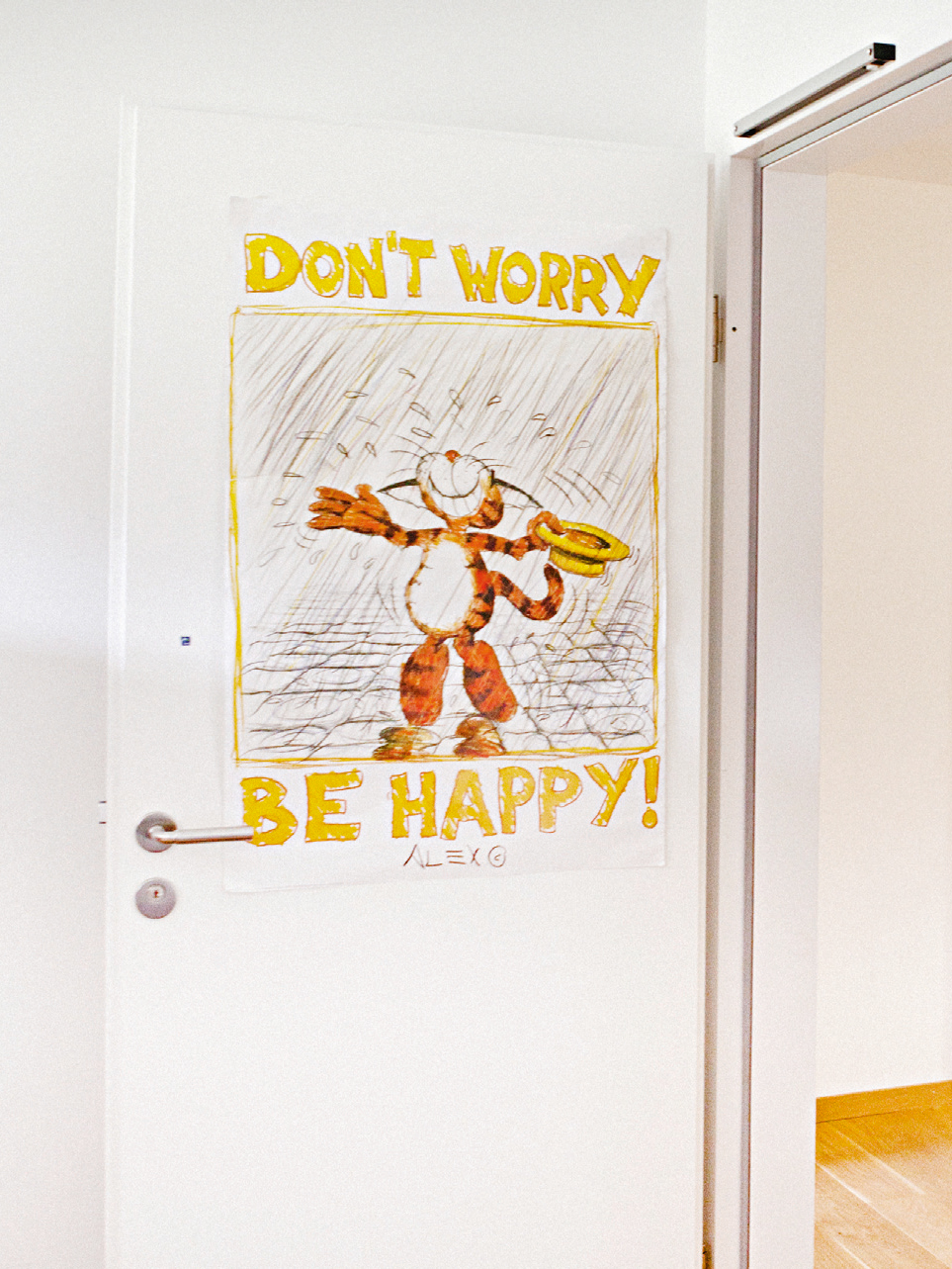 Poster an der Zimmertür "Dont`t worry, be happy!"