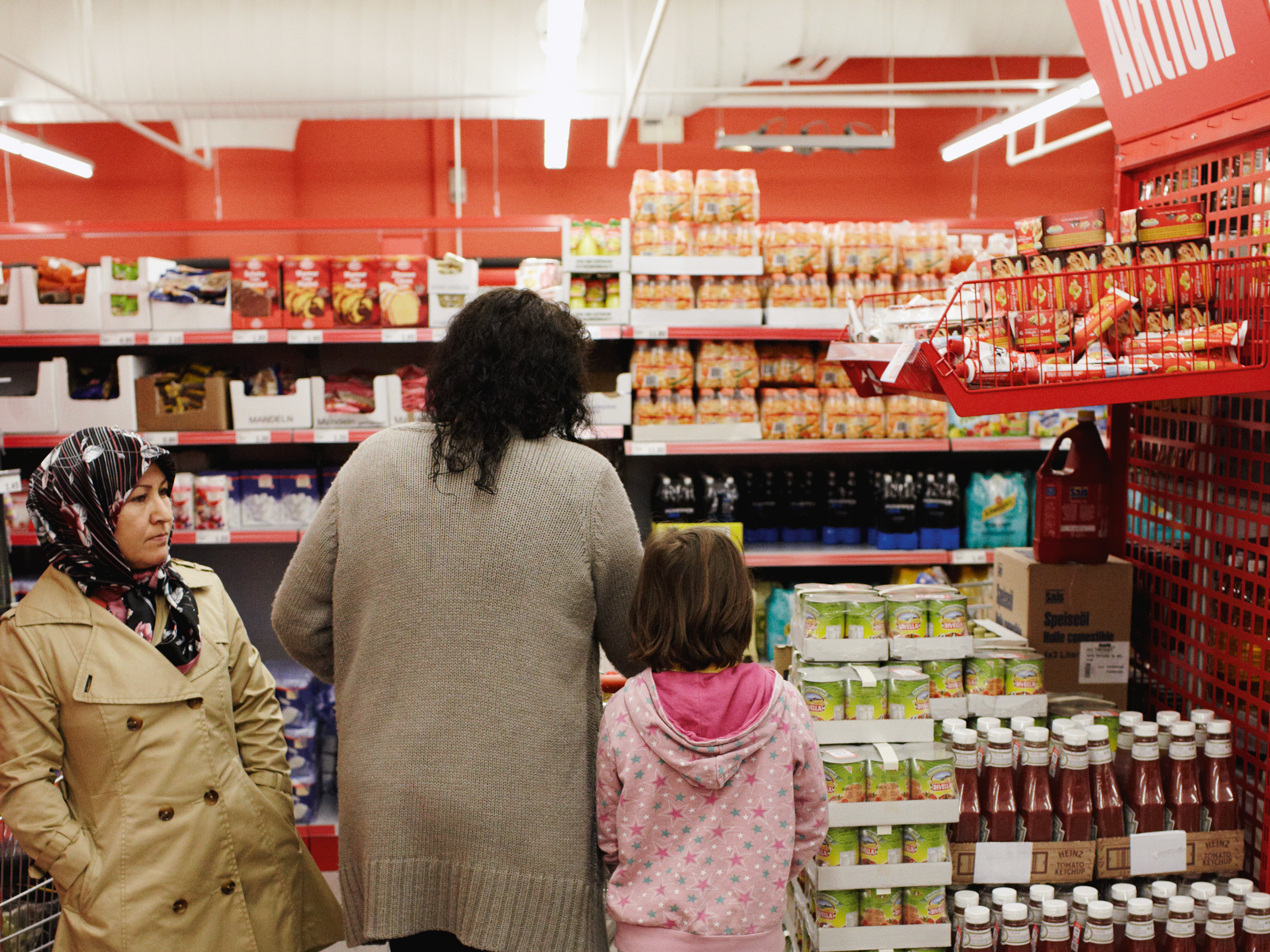 Familie Henseles kauft im Supermarkt ein.