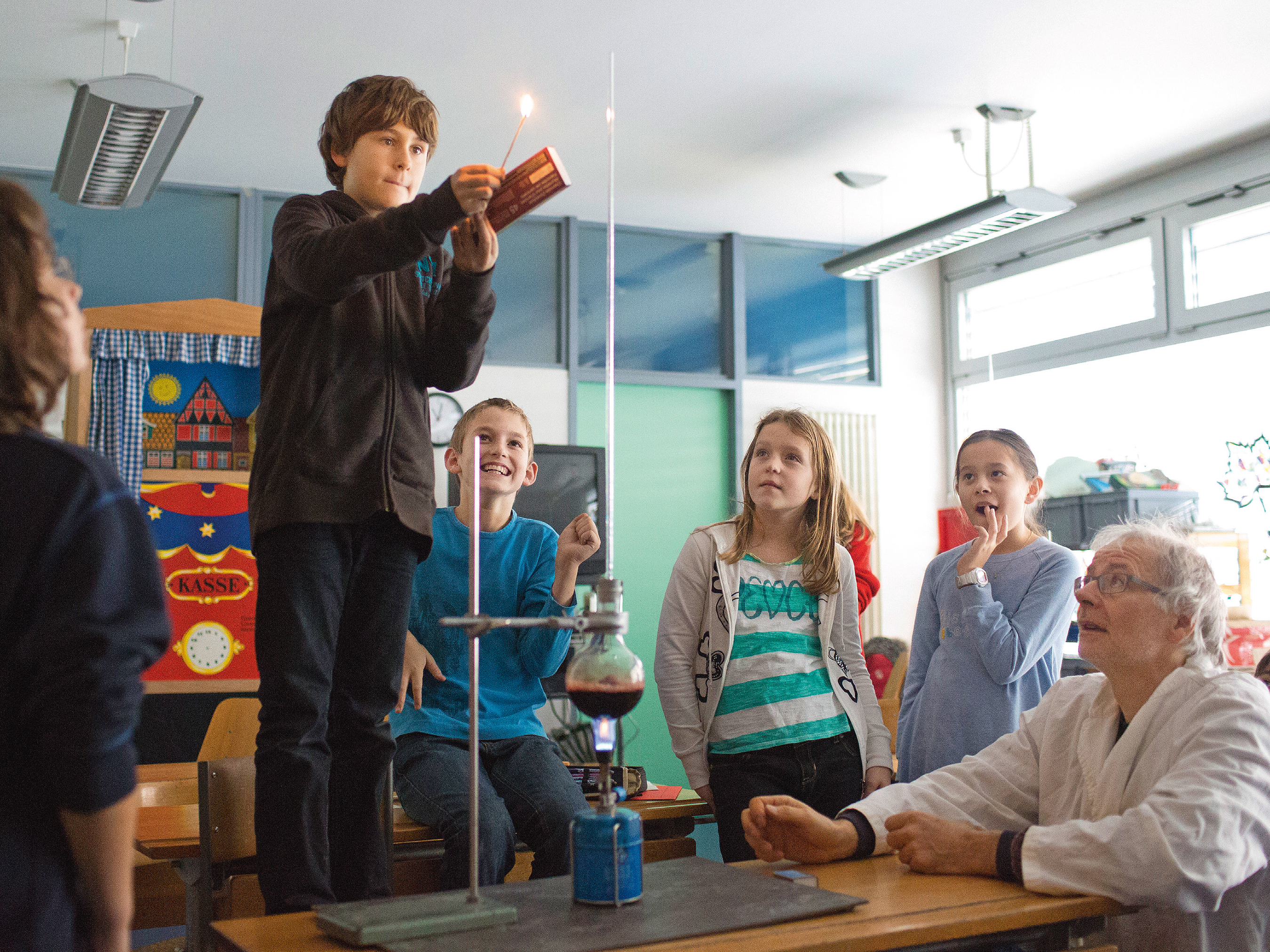 Kinder im Chemieunterricht